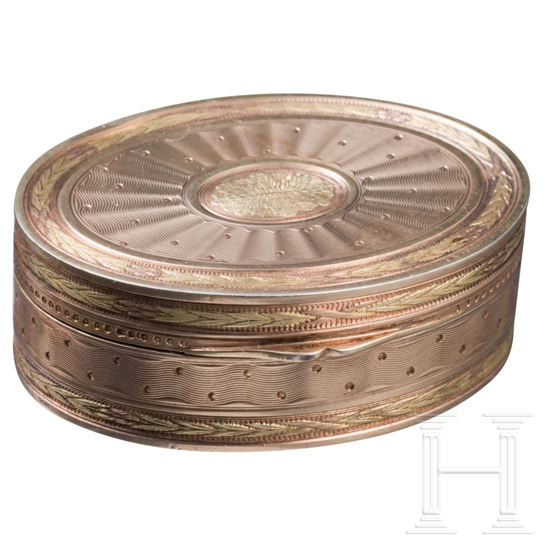 A French silver-gilt pill box, Paris, Paul Guillon (1899 - 1924), circa 1910: A French silver-gilt pill box, Paris, Paul Guillon (1899 - 1924), circa 1910Silber, vergoldet. Ovale Dose mit sehr fein ausgeführtem, guillochiertem Dekor. Scharnierdeckel und Rand mit Lorbeergirland