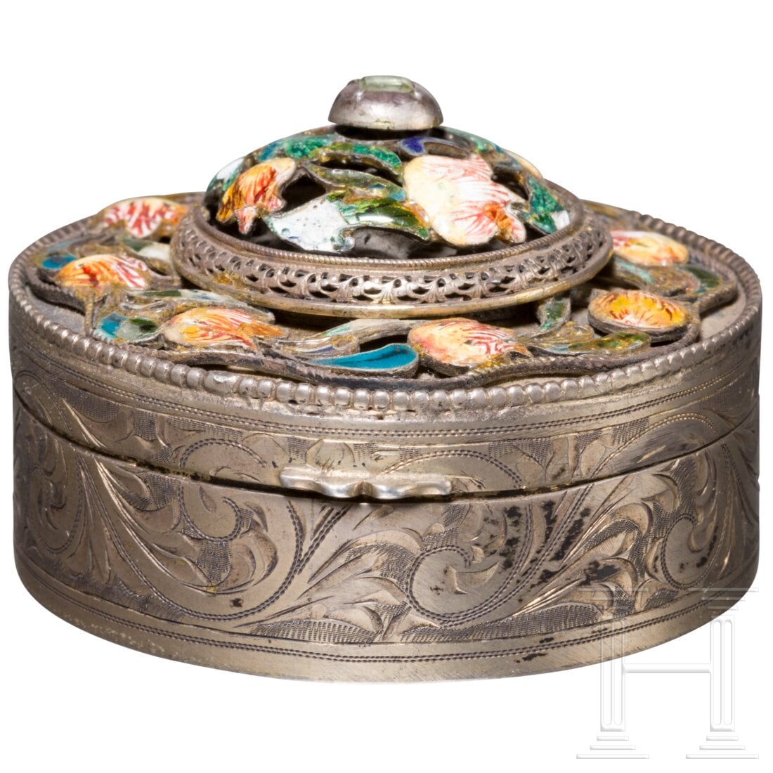 An Austro-Hungarian silver and enamel pill box, Pest, 1867 - 1922: An Austro-Hungarian silver and enamel pill box, Pest, 1867 - 1922Silber, vergoldet. Die zylindrische Wandung mit graviertem Rankenwerk verziert. Scharnierdeckel mit buckelförmigem Aufbau: fein durchb