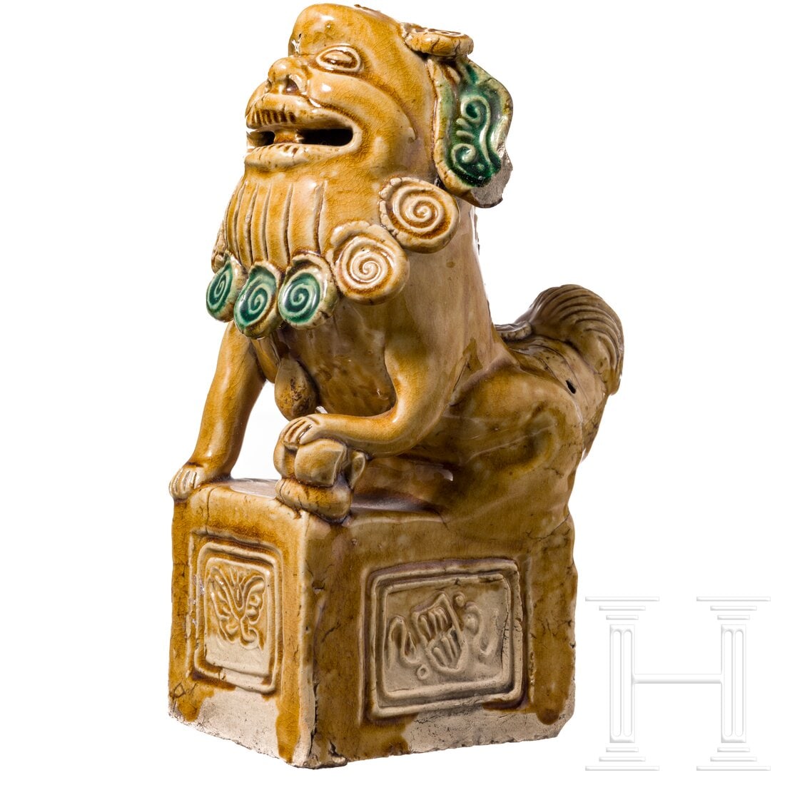 A Chinese foo dog (lion), Republic Period: A Chinese foo dog (lion), Republic PeriodLeuchtend gelb-braune Glasur. Die Ohren und der Bart mit grünen Akzenten. Auf einem quadratischen Sockel. Lochbohrung auf dem Kopf und auf der Rückseite. Ein