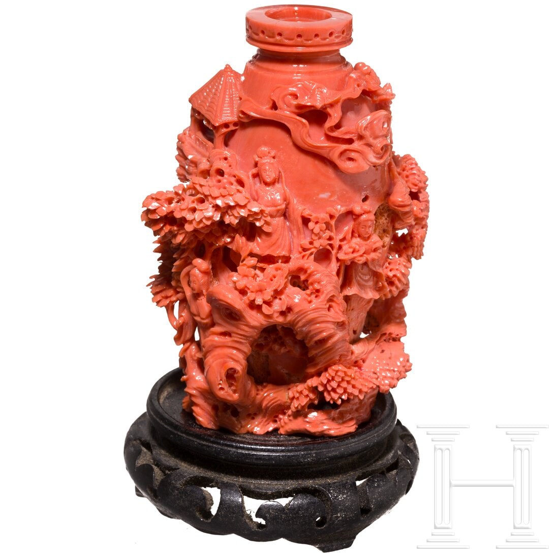 A carved Chinese figural coral flask, 20th century: A carved Chinese figural coral flask, 20th centuryAus lachsfarbener Koralle geschnitzter Flakon mit umseitig stark reliefiertem figürlichen und floralen Dekor: Schönheiten in detaillierter Landschaf