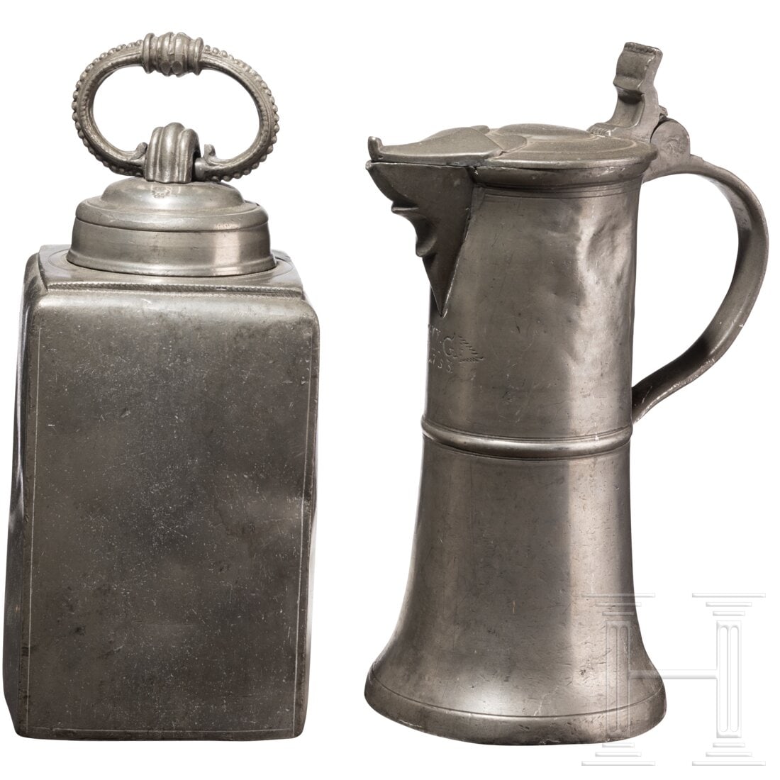 A lidded jug and a four-sided pewter screw-top flask, Kitzingen and Tyrol, 18th century: A lidded jug and a four-sided pewter screw-top flask, Kitzingen and Tyrol, 18th centuryKräftige, vierkantige Schraubflasche aus Zinn mit rocaillenförmigem Griff. Im Deckel die Marke des Kitzinger Zi
