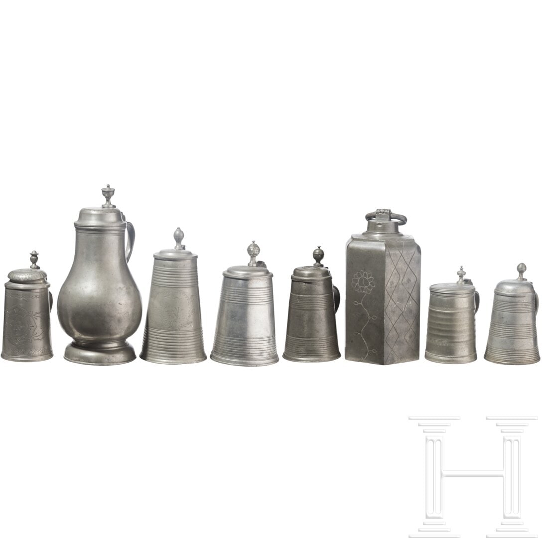 Seven pewter jugs and a screw-top flask, Regensburg a.o., 17th - 19th century: Seven pewter jugs and a screw-top flask, Regensburg a.o., 17th - 19th centuryKleines Konvolut Zinngeschirr verschiedener Herkunft in unterschiedlichen Formen. Große Birnkanne aus Regensburg, im Boden