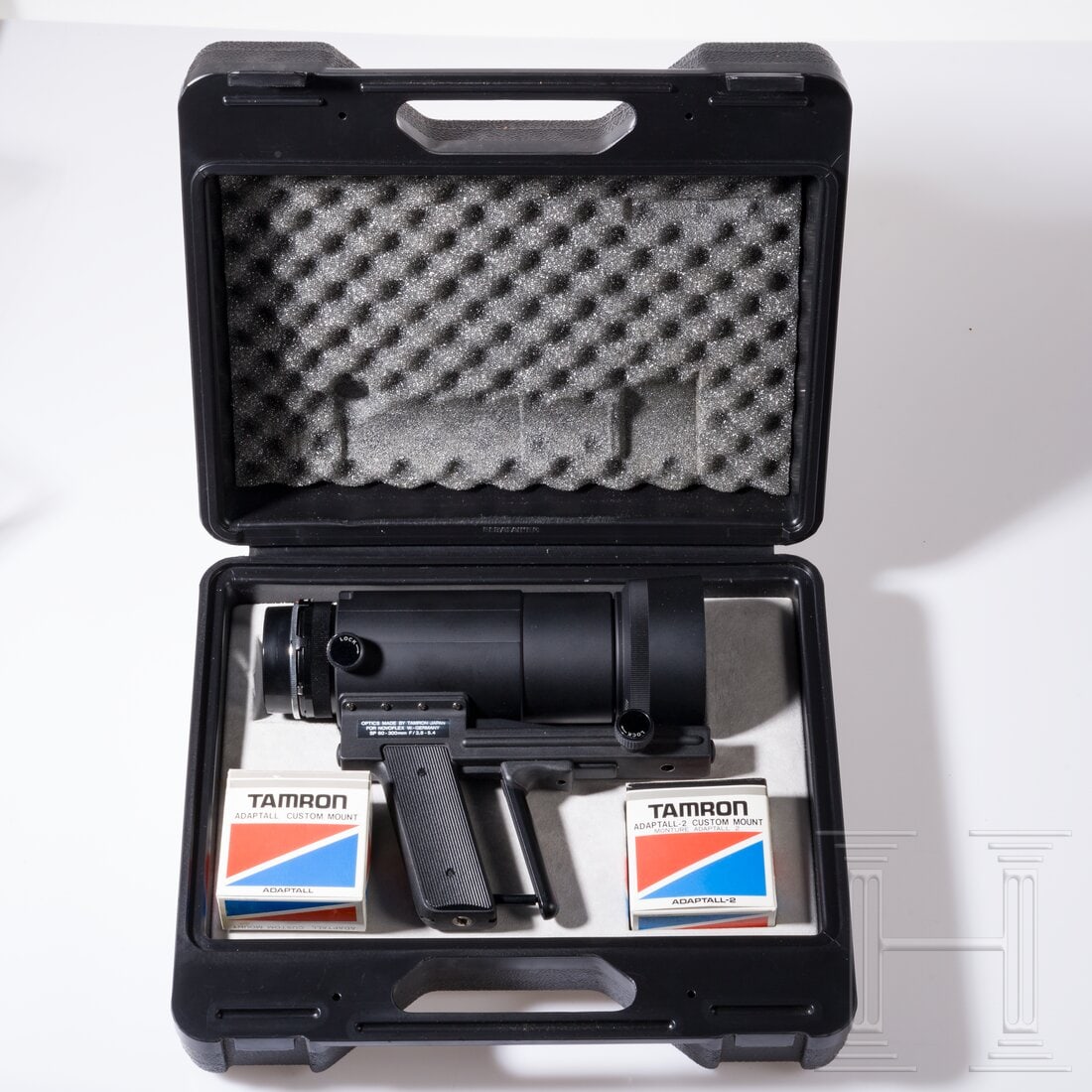 A Novoflex Quick Focus Lens 3.8 - 5.5/60-300 mm "Follow Focus Lenses": A Novoflex Quick Focus Lens 3.8 - 5.5/60-300 mm "Follow Focus Lenses"Snr. 737175, Zoomobjektiv von Tamron mit Modifikationen vonNovoflex, adaptierbar, zwei beiliegende Adapter (Leica R und Rollei). In