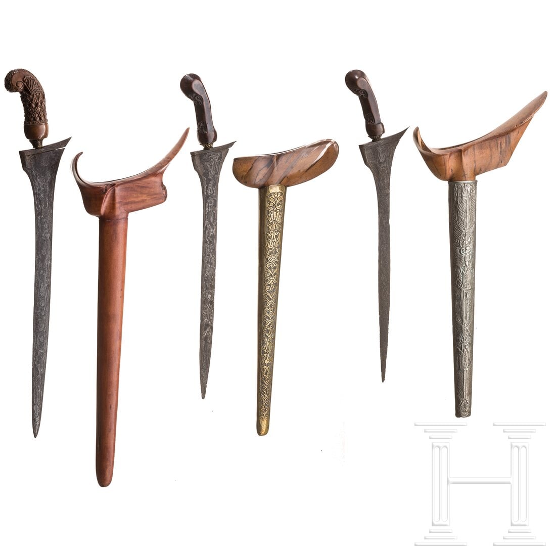 Three Javanese and Balinese kerises, 19th/20th century: Three Javanese and Balinese kerises, 19th/20th centuryGerade Rasenerzklingen mit schöner Pamorzeichnung, Mendhaks aus Messing, teils mit Filigrandekor, beschnitzte Holzgriffe. Schön gemaserte Wrangk