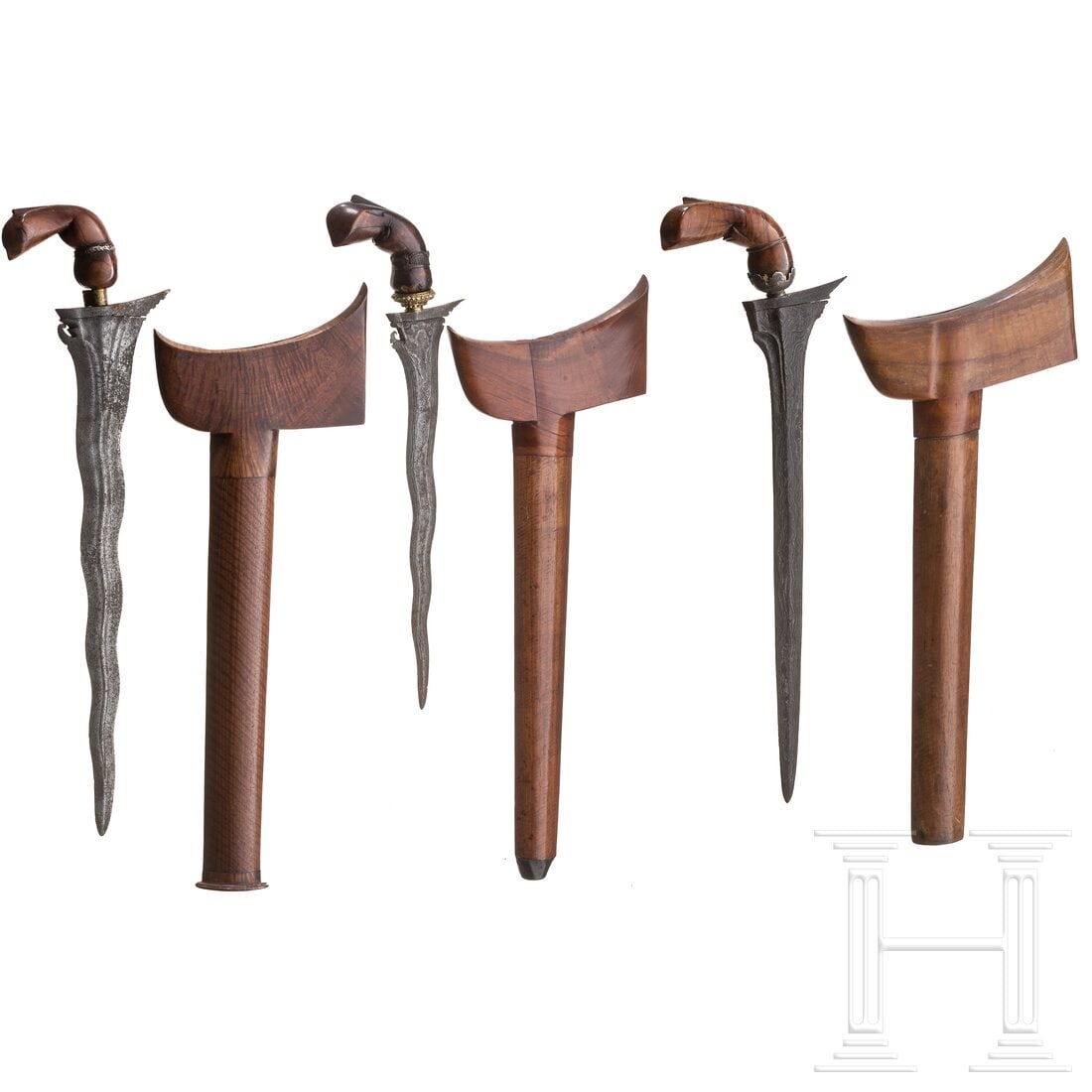 Three Sumatran kerises, 19th/20th century: Three Sumatran kerises, 19th/20th centuryRasenerzklingen mit schöner Pamorzeichnung, zwei gerade, eine geflammt. Mendhaks vergoldet bzw. aus graviertem Silber. Beschnitzte Holzgriffe, einer mit schma