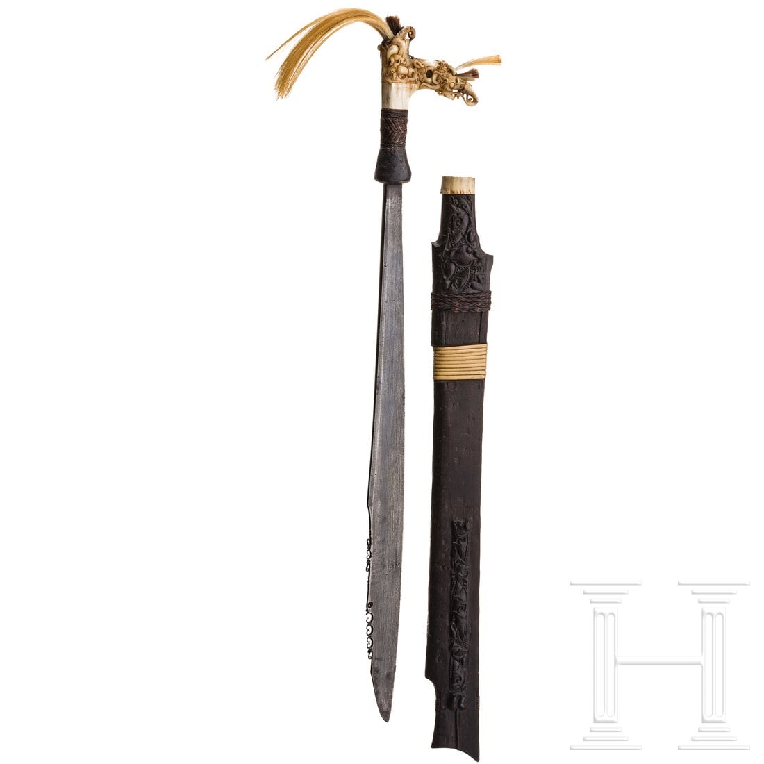 A Bornean mandau, 19th century: A Bornean mandau, 19th centurySich zur Spitze hin verbreiternde und entlang des Rückens fein geschnittene Eisenklinge mit silbereingelegtem Mata-Kalong- und Mata-Joh-Dekor (kleine Fehlstellen). Ratta