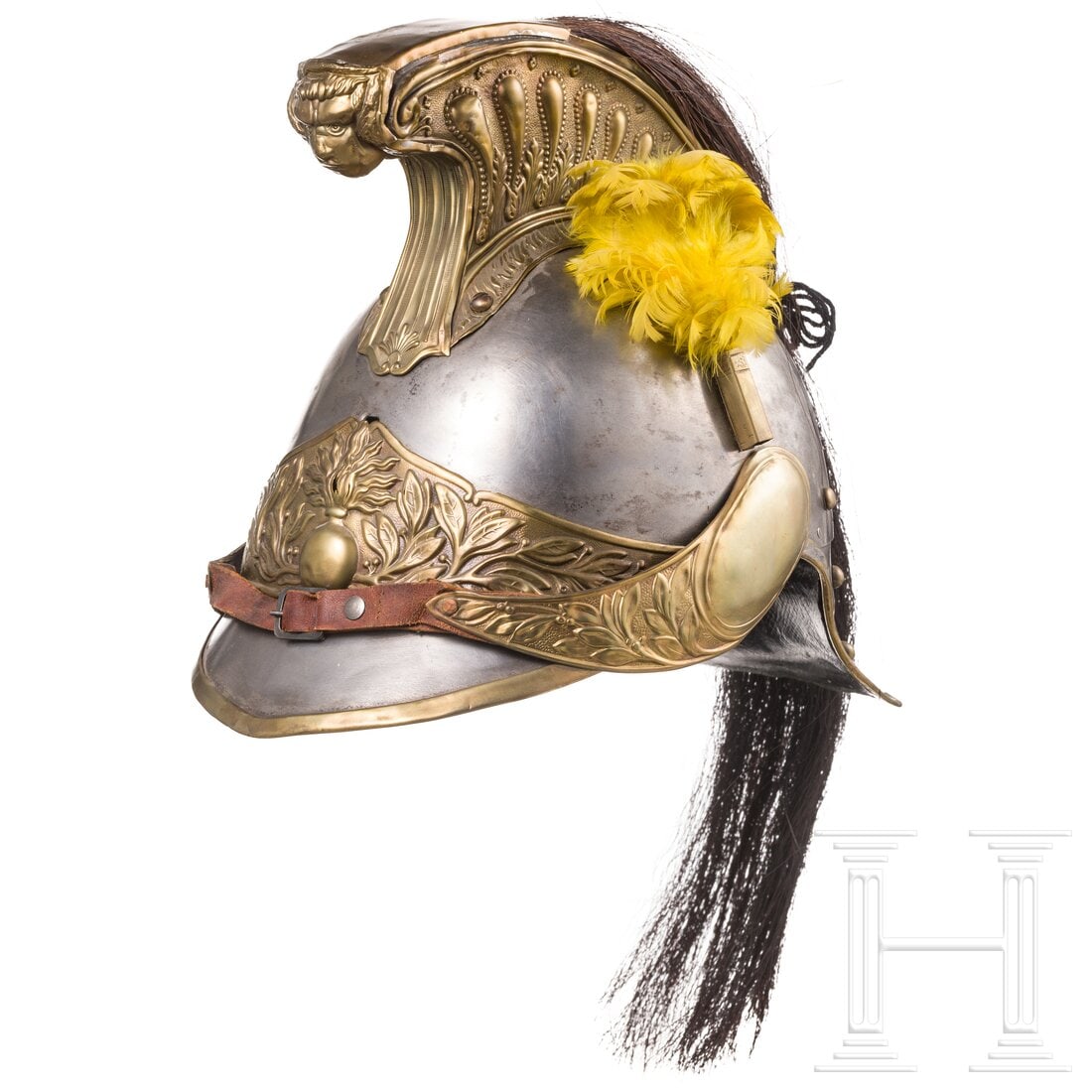 A helmet M 1872 for dragoon troopers: A helmet M 1872 for dragoon troopersZusammengestellt. Eisenglocke, am Hinterhaupt Zahlenstempel ("1287 / 438"), Messingbeschläge (kleine Dellen, Risse). Reich reliefierter, aufgeschraubter Kamm mit s