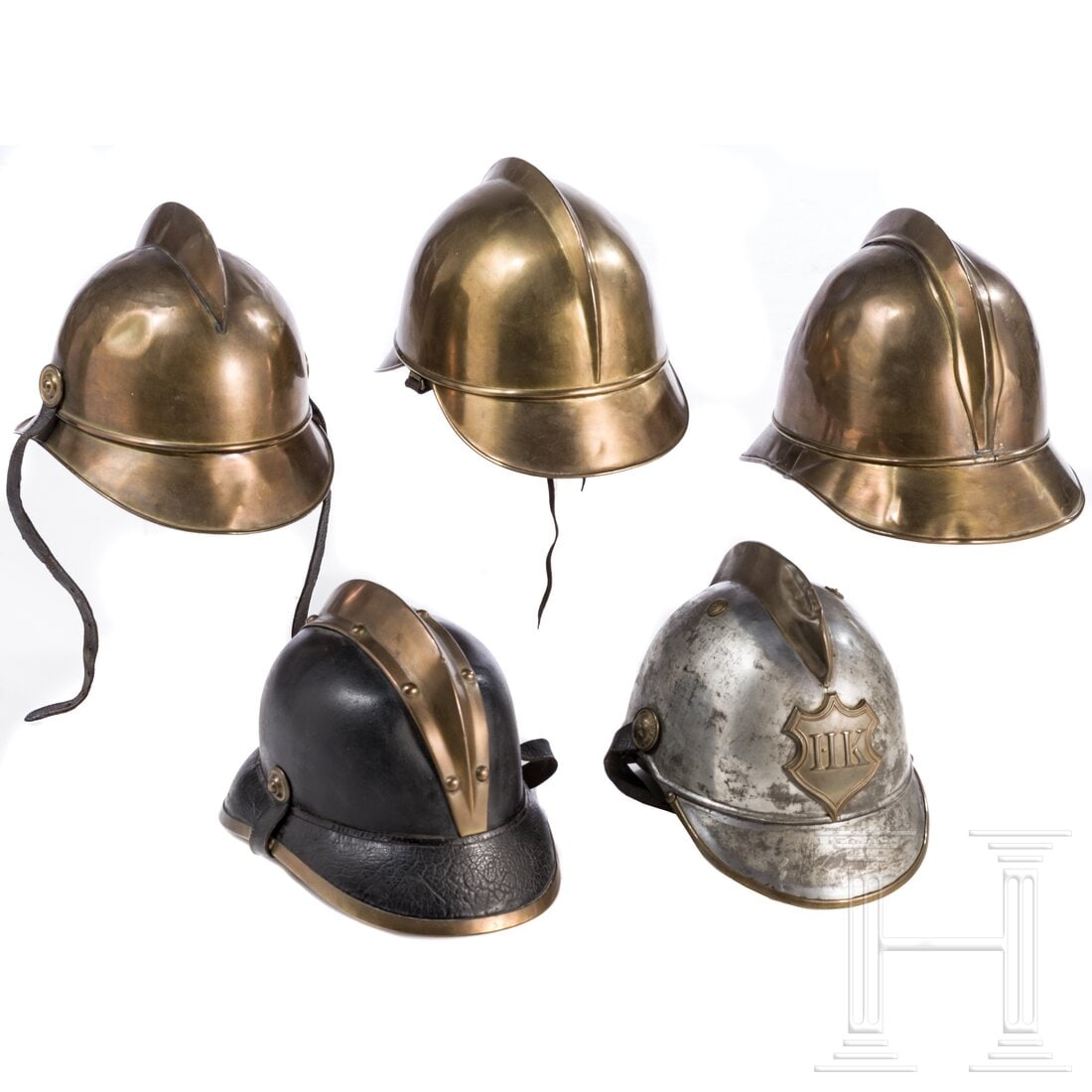 Five fire brigade helmets: Five fire brigade helmetsDrei Messinghelme, ein Lederhelm (Futter entfernt) mit Messingbeschlägen und ein silberfarbener Eisenhelm mit Messingbeschlägen. Teils mit deutlichen Alters- und Gebrauchssp