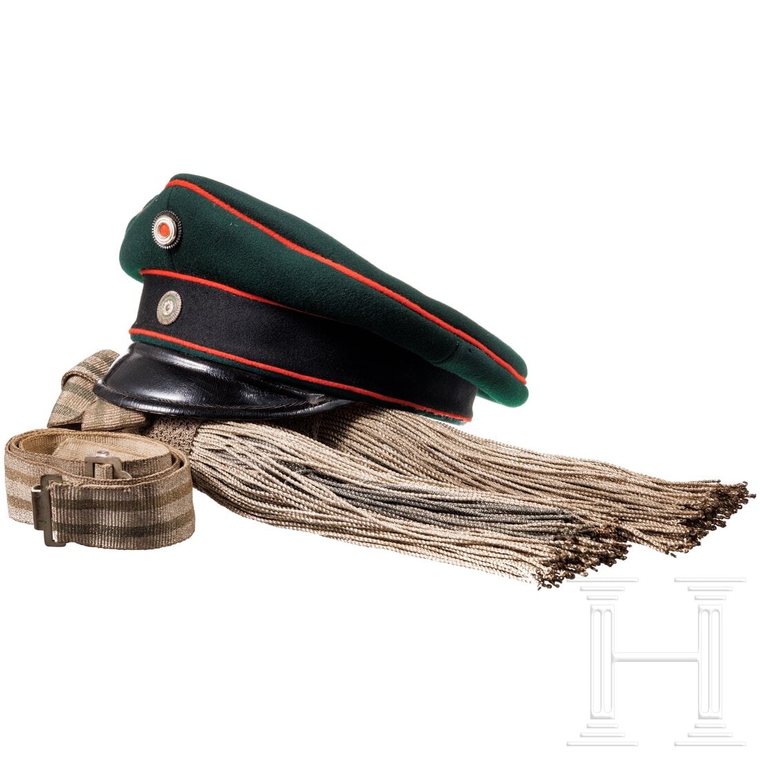 A Saxon visor cap and parade sash: A Saxon visor cap and parade sashSchirmmütze für Angehörige der sächsischen Armee aus feinem dunkelgrünen Wolltuch (kleine Mottenlöcher) mit rotem Besatzband und Vorstößen, schwarz lackierter 