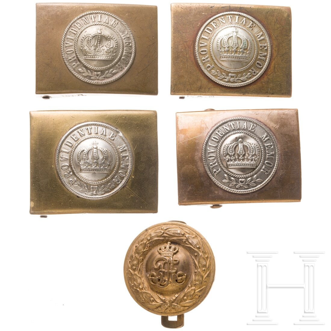 Four belt buckles: Four belt bucklesJeweils Buntmetallschlösser mit aufgelegtem silbernen Medaillon "Providentiae Memor". Eines in der großen Form vor 1895, eines mit DRGM-Rollenverschluss, eines punziert "H. Aurich D