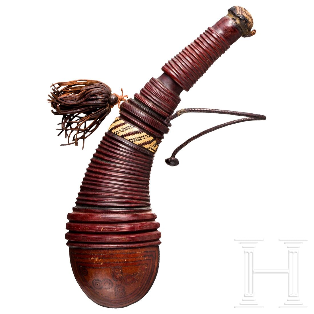 A Malinke powder flask, West Africa: A Malinke powder flask, West AfricaGebogenes, im Querschnitt spitzovales Pulverhorn aus dickem, einseitig vernähtem Leder mit ringförmigem und spiralig reliefiertem Dekor, konischer Schütte und Stu