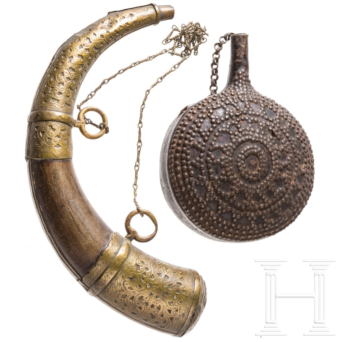 Two powder flasks, 19th century: Two powder flasks, 19th centuryEine osmanische Pulverflasche mit Korpus aus Horn sowie durchbrochen gearbeiteten und gravierten Messingbeschlägen. Verschluss fehlt. Länge 34 cm. Dazu eine afghanisch