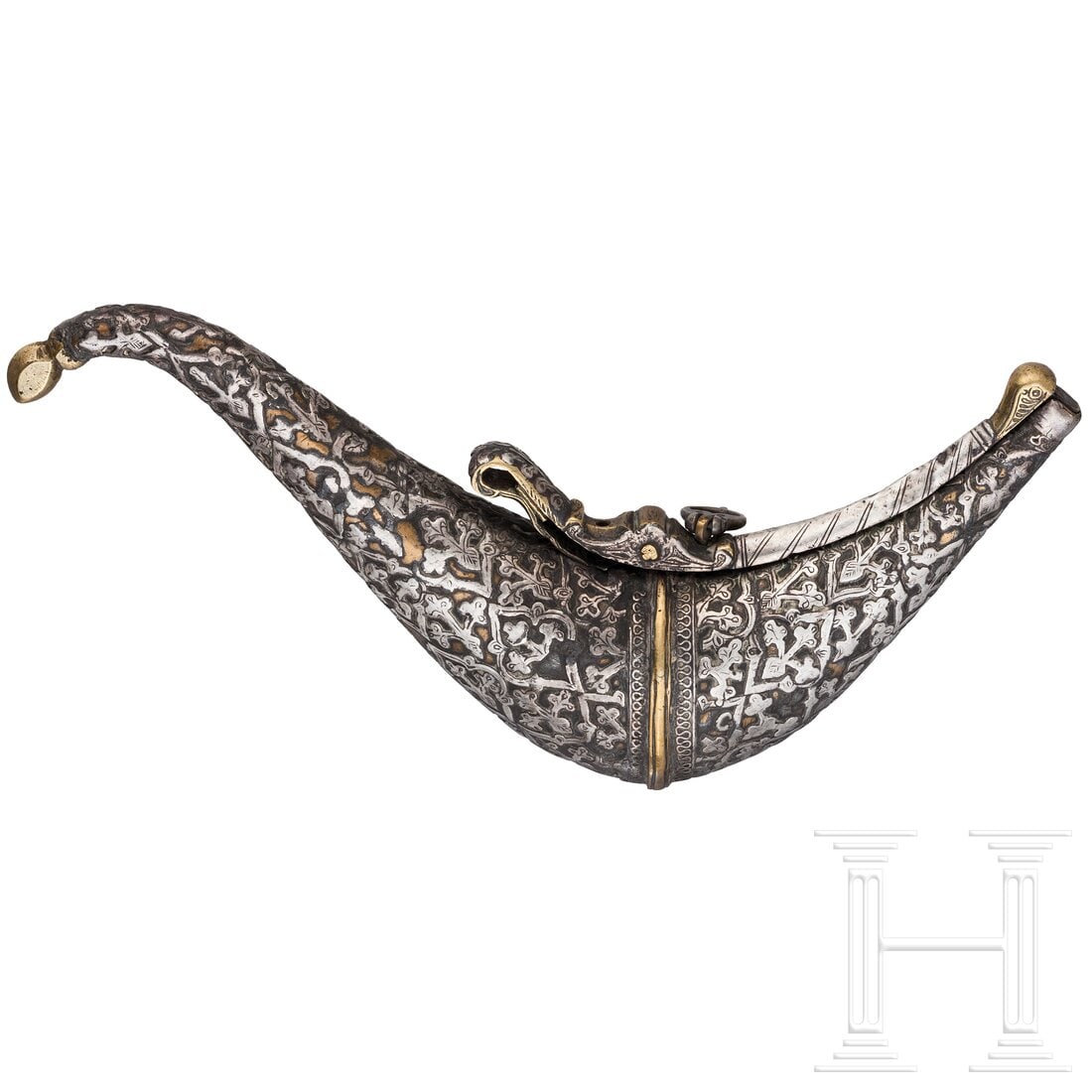 A silver decorated Indian powder flask, 19th century: A silver decorated Indian powder flask, 19th centuryGeschwungenes, zweiteilig gearbeitetes Pulverhorn aus Messing mit ornamental aufgelöteten, vollflächigen Silberauflagen. Gefederter Verschluss mit