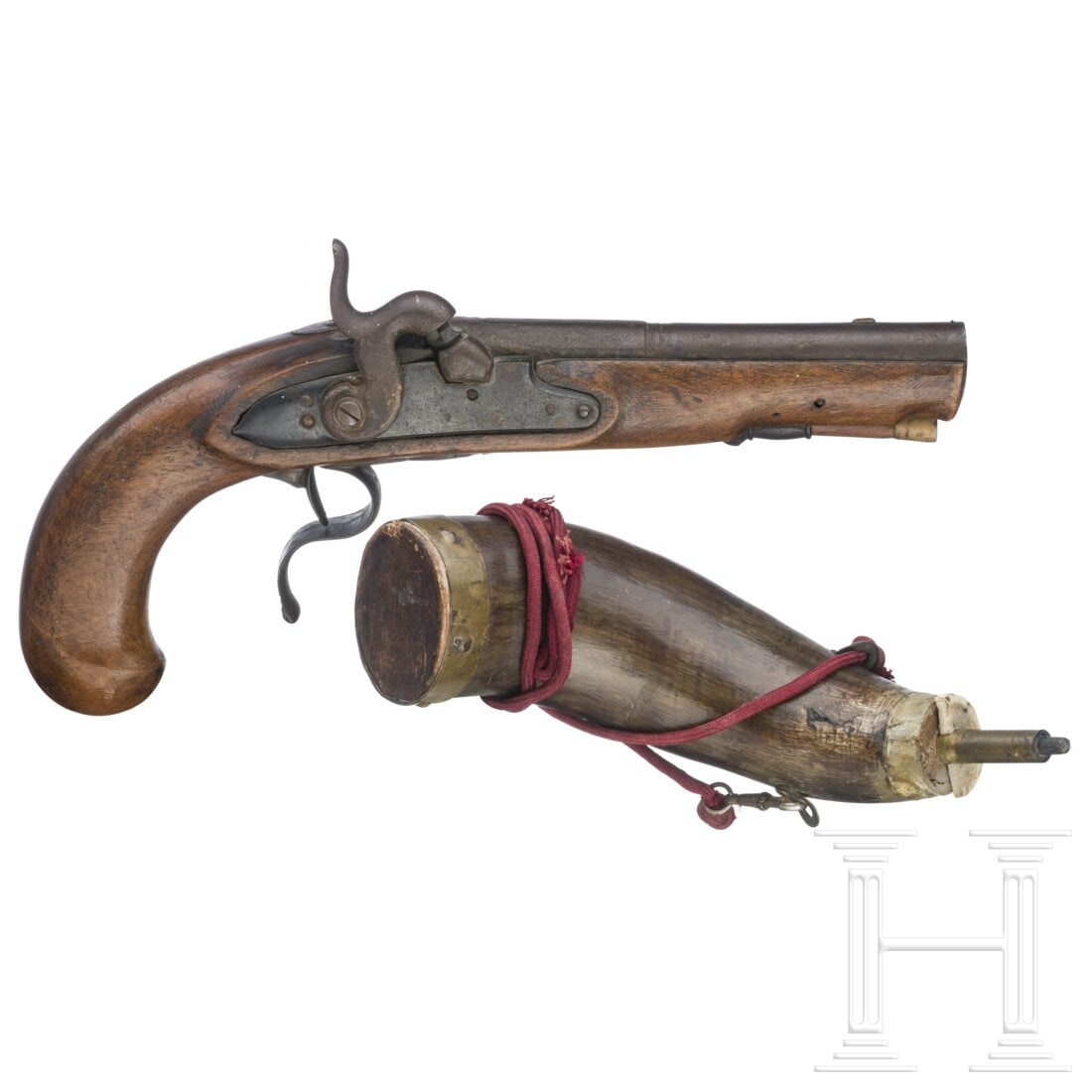 A percussion pistol and a powder flask, circa 1800: A percussion pistol and a powder flask, circa 1800Glatter Lauf im Kaliber 10 mm, aptiertes Perkussionsschloss (Schlossgang defekt), überarbeiteter Vollschaft mit eiserner Garnitur. Hölzerner Ladesto