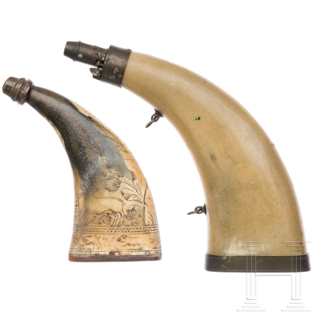 Two German powder flasks, 18th century: Two German powder flasks, 18th centuryPulverflaschen jeweils mit Korpus aus gepresstem Horn, eine mit jagdlichen Szenen graviert und mit Boden und Schütte aus Horn, die andere mit Boden und Schütte
