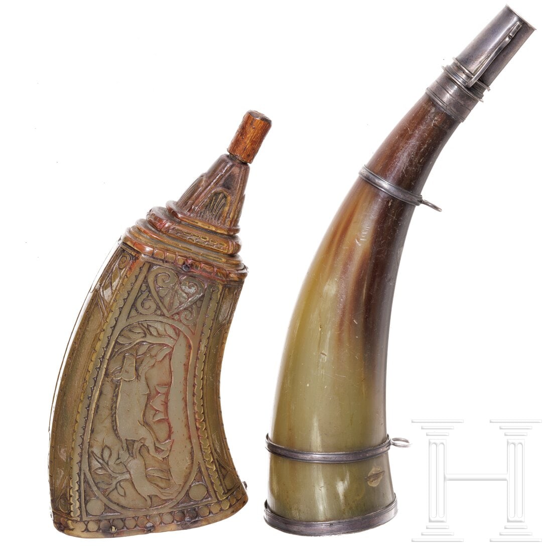 Two German powder flasks, 18th century: Two German powder flasks, 18th centuryJeweils aus Horn gefertigt, eine mit jagdlichen Motiven graviert, beschnitzte Schütte mit hölzernem Stöpsel und Boden aus Holz, die andere Pulverflasche mit Sc