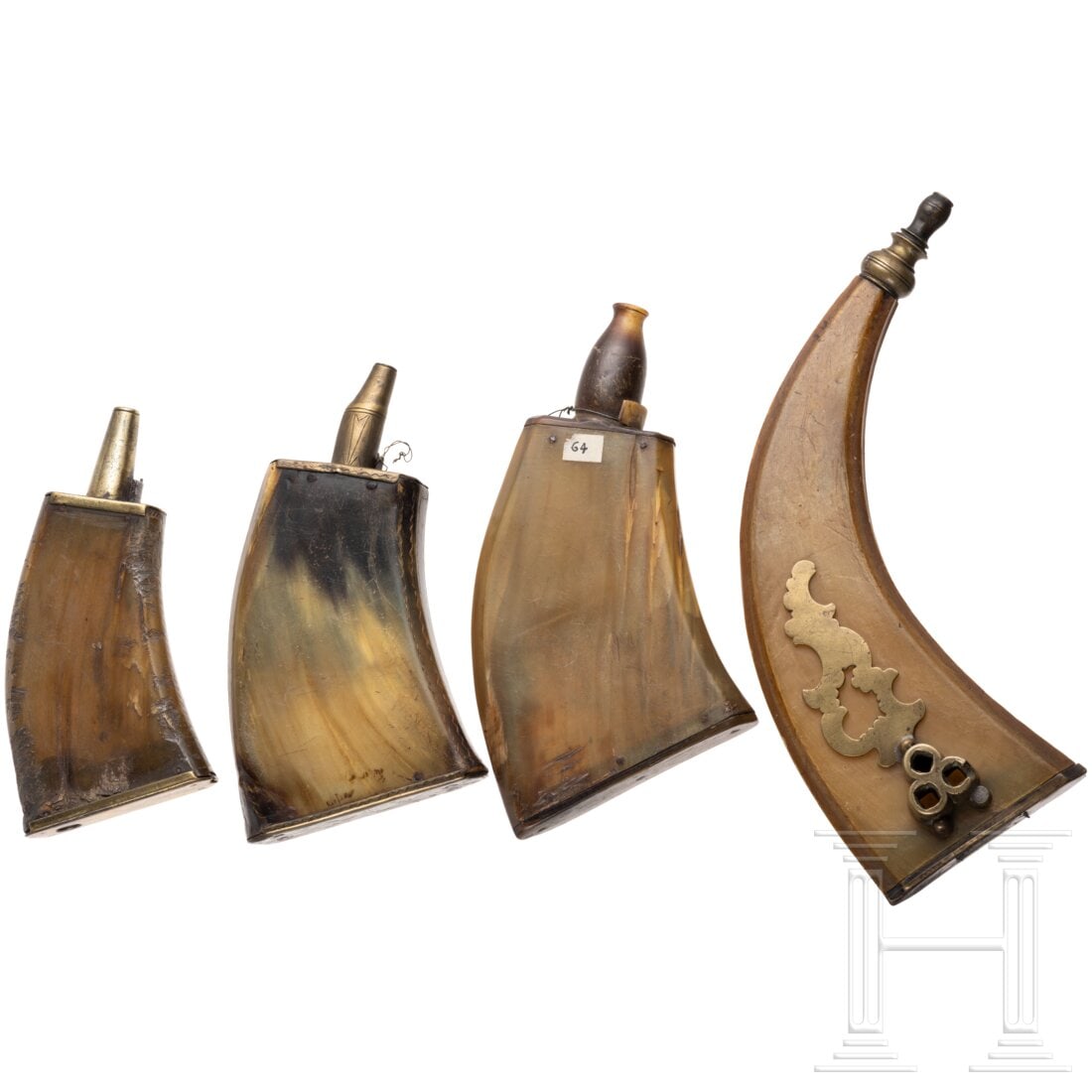 Four German powder flasks, 18th century: Four German powder flasks, 18th centuryVier Pulverhörner aus gepresstem Horn mit Montierungen aus Messing, ein besonders formschönes mit dreifachem Radschlossschlüssel. Unterschiedliche Alters- und