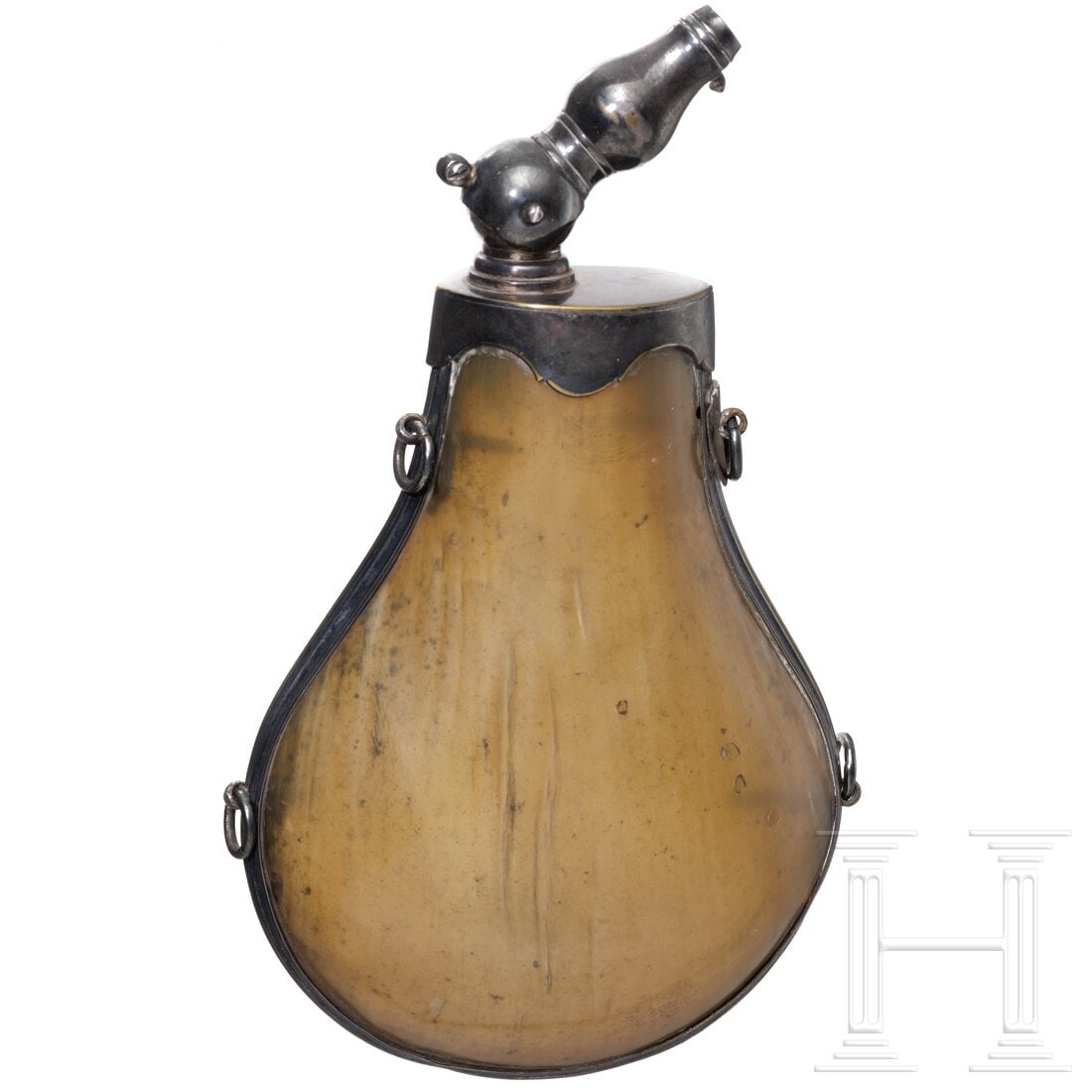 A French powder flask, circa 1815: A French powder flask, circa 1815Korpus aus gepresstem Horn mit kleinen Reparaturen, versilberte Montierung, scharniergelagerte, balusterförmige Schütte, seitlich Verstärkungsbänder mit vier Trage