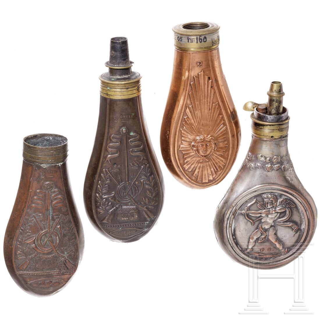 Four French primer flasks, circa 1830: Four French primer flasks, circa 1830Jeweils fein geprägt aus Kupfer (einer versilbert), darauf Darstellungen von Trophäen, einem Medusenhaupt bzw. einem Cupido. Verschlüsse aus Messing, lediglich