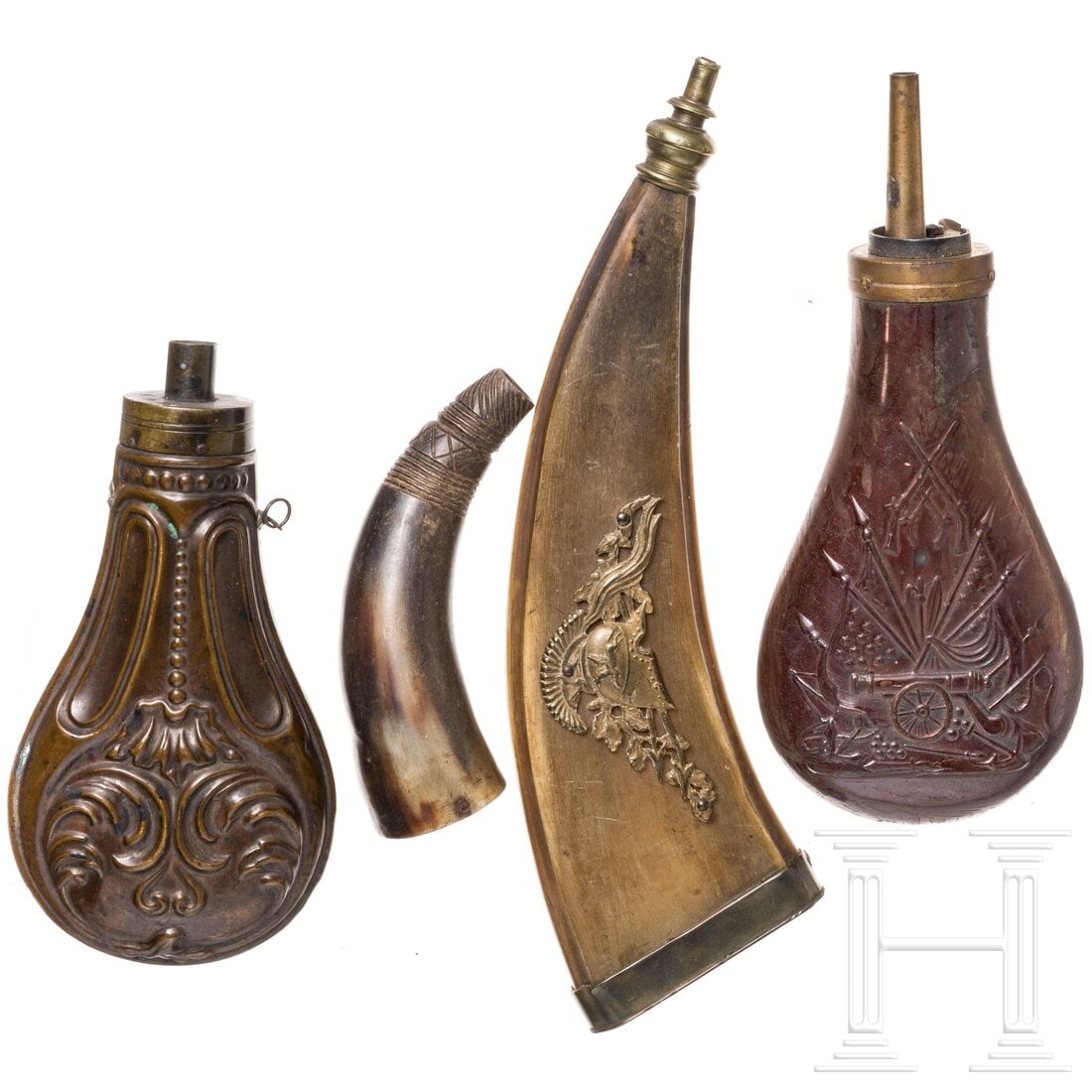 Four powder flasks, 19th century: Four powder flasks, 19th centuryZwei Pulverflaschen jeweils mit Korpus aus geprägtem Kupfer, eine mit gefederter Patentschütte. Länge 16,5 cm und 20 cm. Eine volkstümliche Zündkrautflasche aus Ho