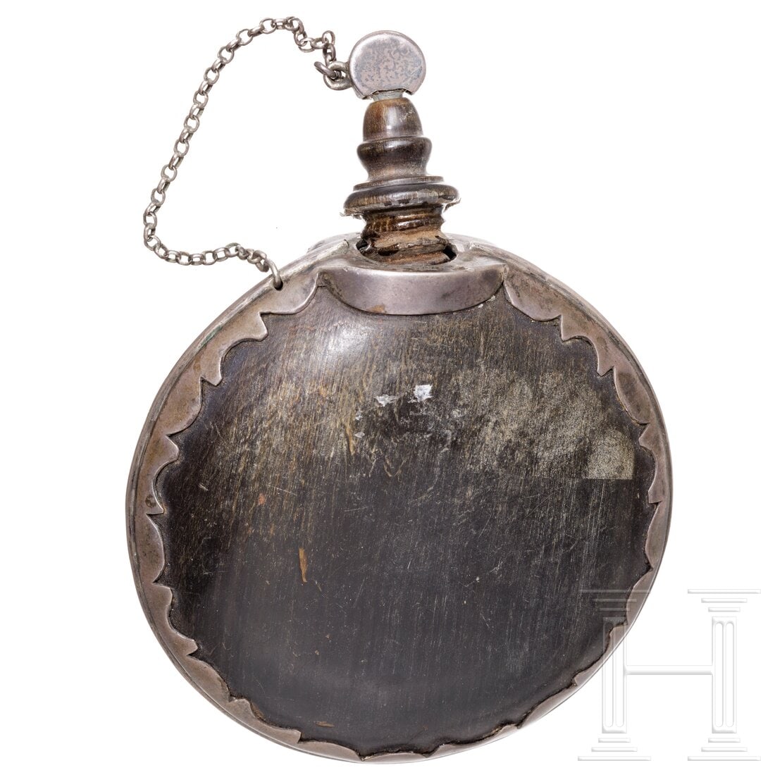 A French primer flask, 19th century: A French primer flask, 19th centuryRunder Korpus aus Horn mit silberner Montierung, rs. an der Schütte bezeichnet "A.Darthenay". Verschraubte Schütte (beschädigt) mit silberner Handhabe. Durchmesse