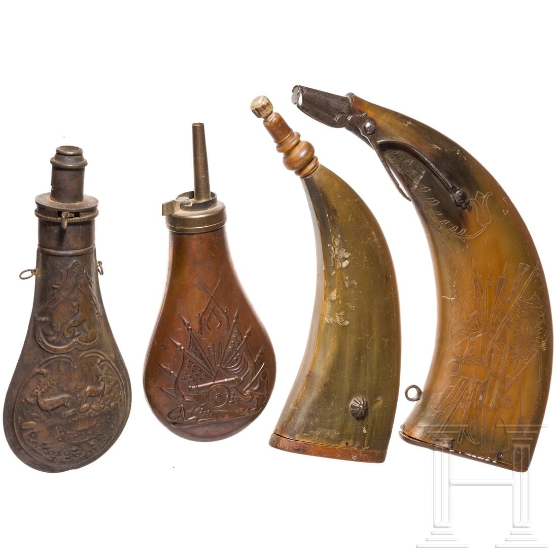 Four powder flasks, 19th and 20th century: Four powder flasks, 19th and 20th centuryZwei Pulverflaschen mit Korpus aus gepresstem Horn, die Böden aus Horn bzw. Holz, eine davon mit Schütte aus gedrechseltem Horn, die andere mit gefederter ei
