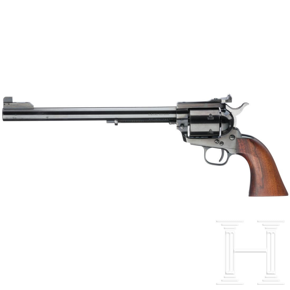 A revolver Hege-Uberti: A revolver Hege-UbertiCal. .357Mag, SN. 72309, Brünierter Rundlauf, Länge 10,5", mit scharfkantigem Profil und italienischem Beschuss. Brünierter Rahmen, Single-Action-Schloss, Ladeklappe, Hülsena
