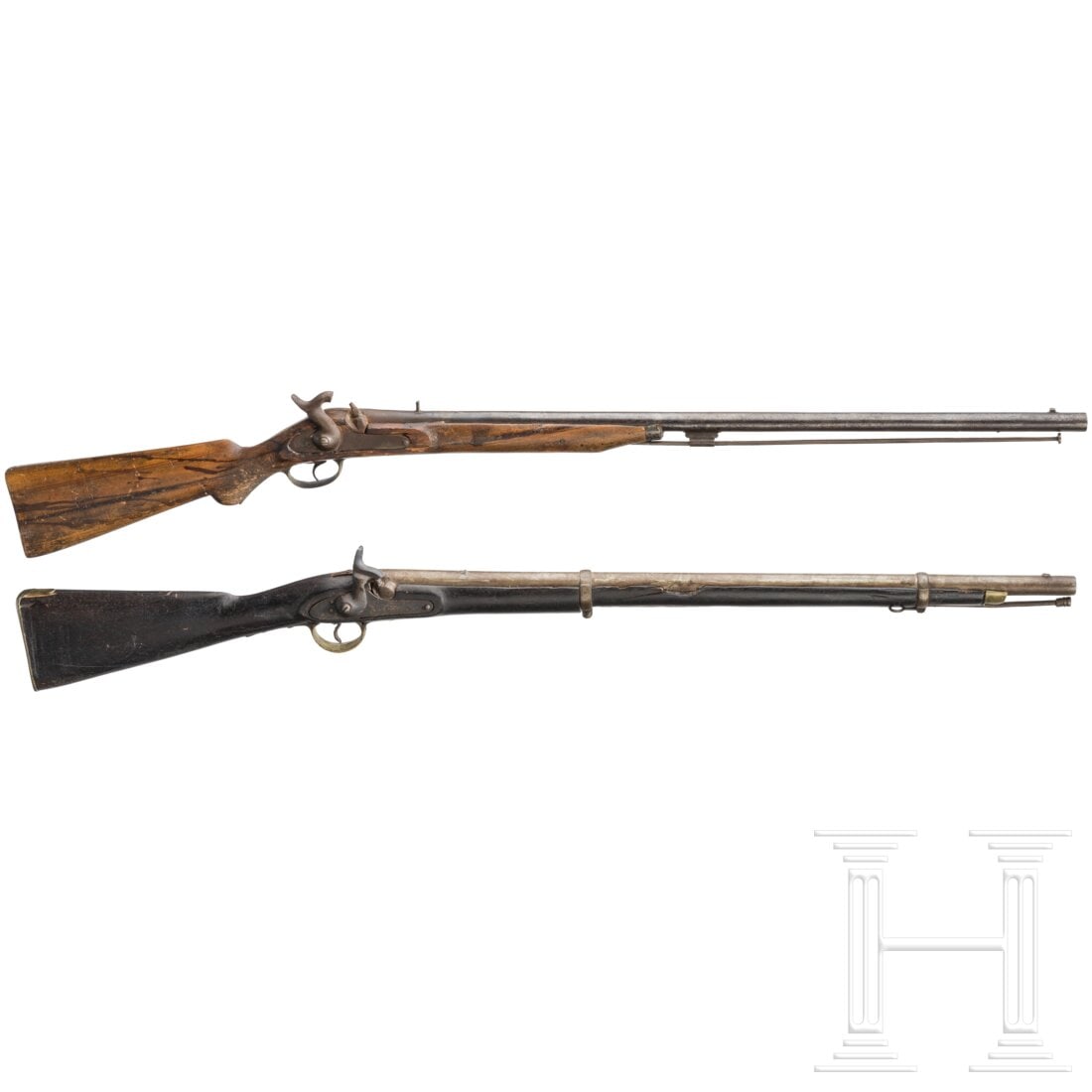 Two percussion guns, circa 1860: Two percussion guns, circa 1860Ein Perkussionsgewehr ähnlich der englischen P/58 für die Native Foot Police mit glattem Lauf im Kaliber 13 mm, verm. pakistanische/afghanische Fertigung. Länge 117 c