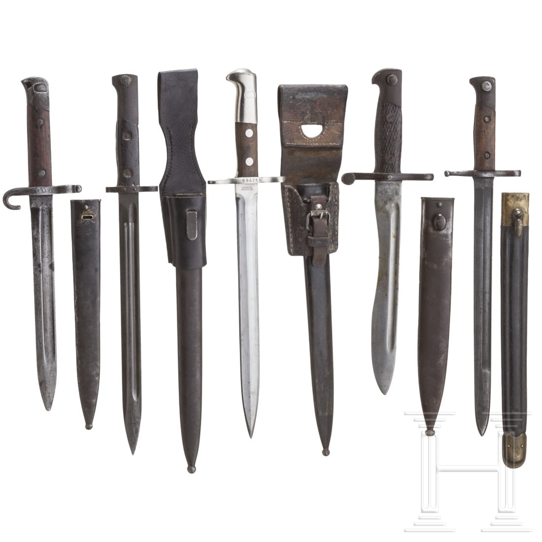 Five bayonets: Five bayonetsEin italienisches Bajonett Carcano M 1891 mit Klingenstempeln "Terni", "PG", Holzgriffschalen und Lederscheide. Ein spanisches Bajonett M 41 mit Toledo-Marke. Ein Schweizer Schmidt-Rubin-