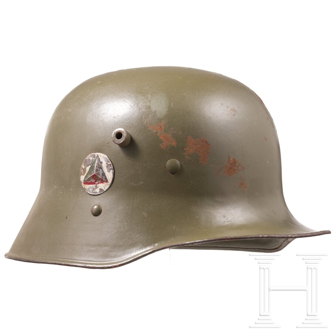 A German steel helmet M 17 used by the Afghan army: A German steel helmet M 17 used by the Afghan armyOlivfarben übermalte, innenseitig flugrostige Glocke mit rechtsseitger afghanischer Metallkokarde, afghanischem Lederfutter und Kinnriemen. Condition