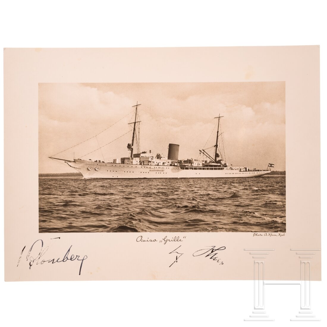 Adolf Hitler and Werner von Blomberg - their handwritten ink signatures on a photo: Adolf Hitler and Werner von Blomberg - their handwritten ink signatures on a photoFoto der Staatsyacht "Aviso Grille" von A. Klein, Kiel. Maße ca. 23 x 17 cm. Darunter auf dem Rand die eigenhändigen
