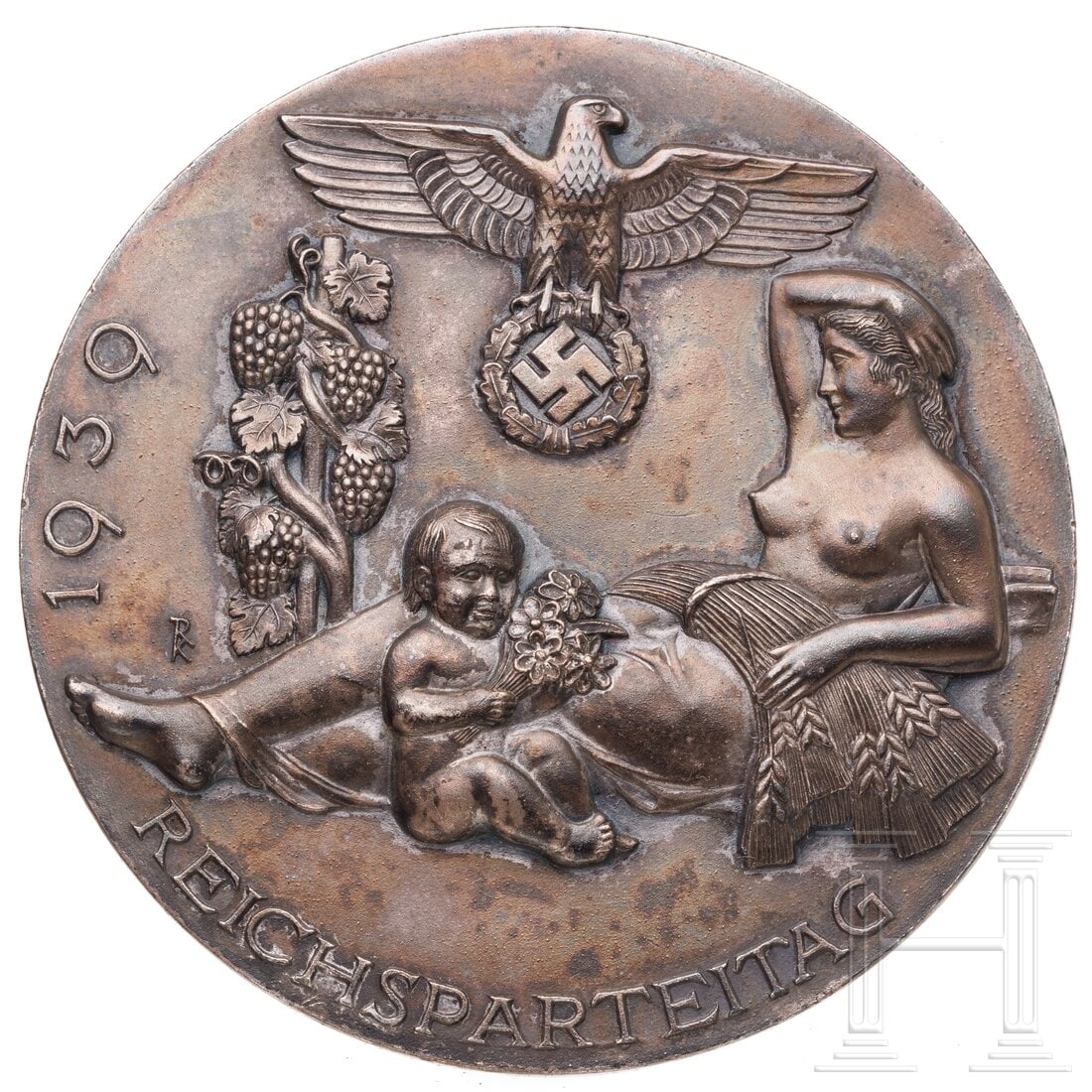 A plaque for guests of honour to the Nuremberg Reichsparteitag 1939: A plaque for guests of honour to the Nuremberg Reichsparteitag 1939Versilberte, runde Buntmetallplakette mit reliefierter Darstellung des Tagungsabzeichens, rs. Herstellerpunze "Brehmer Markneukirchen