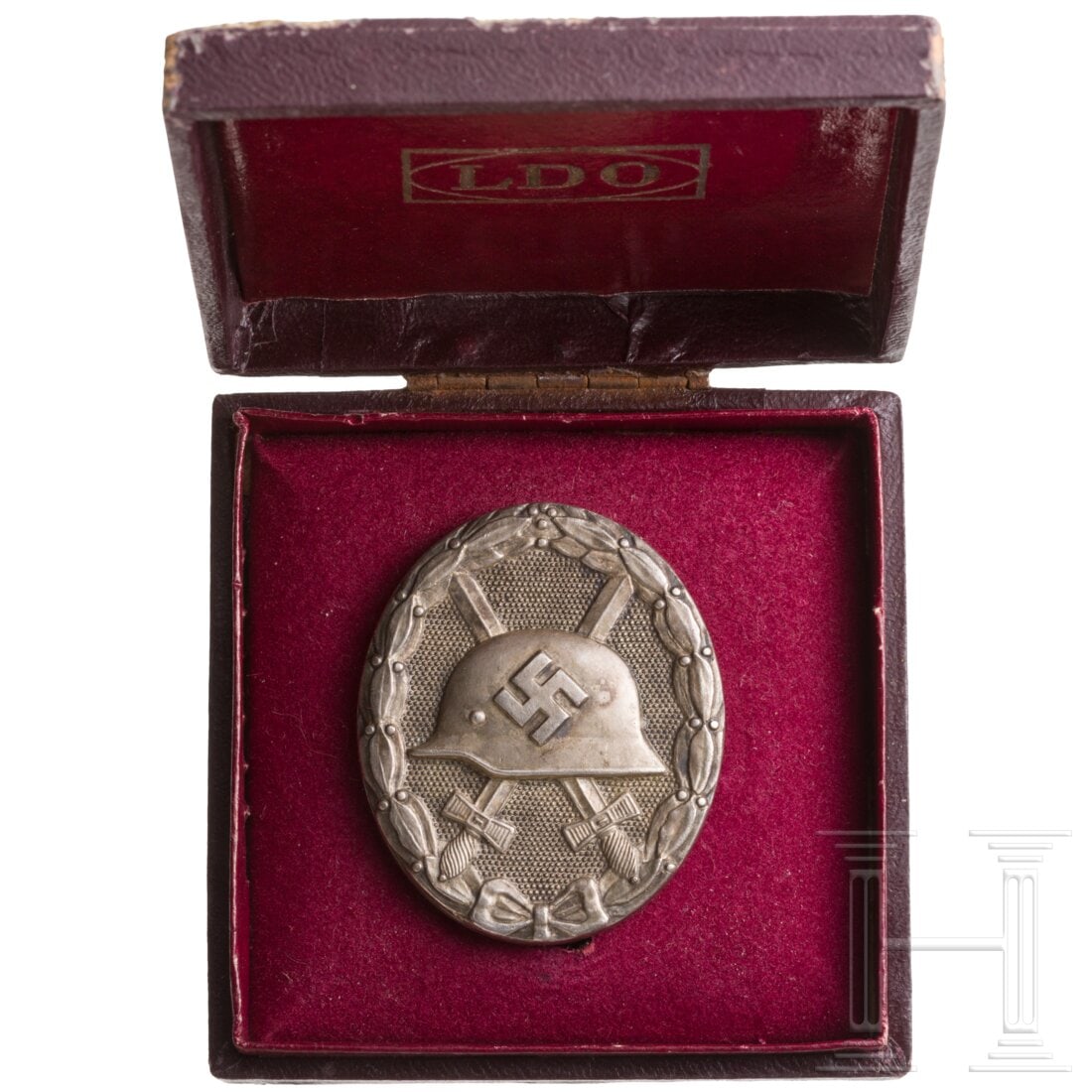 A cased Wound Badge in silver: A cased Wound Badge in silverMassive versilberte Buntmetallausführung mit rs. flacher Nadel und Punze "30" (= Hauptmünzamt Wien). Im bordeauxroten (bestoßen) LDO-Etui mit Stempelung "L/11" (= Wilhe