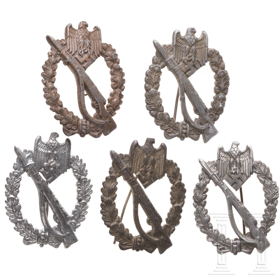 Five infantry assault badges: Five infantry assault badgesVier massive und eine halbhohle Feinzinkausführung, sichtlich migriert, das Gegenhäkchen bzw. das Nadelsystem abgebrochen. Condition: II -