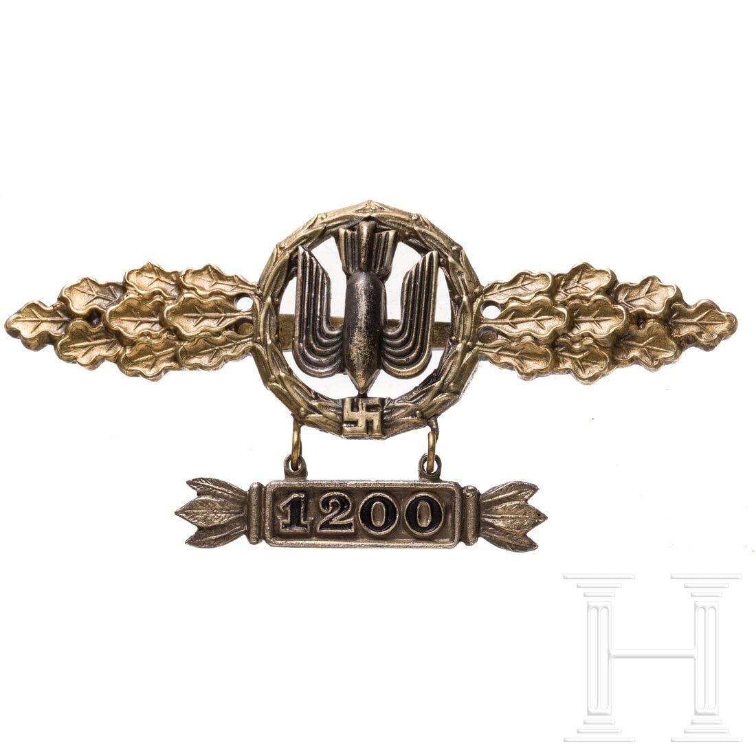 A Luftwaffe Heavy, Medium and Dive Bomber's Operational Flying Clasp in Gold with pendant "1200": A Luftwaffe Heavy, Medium and Dive Bomber's Operational Flying Clasp in Gold with pendant "1200"Buntmetallausführung mit aufgenieteter, stilisierter Bombenauflage, Feinzinkanhänger "1200" an zwei ve