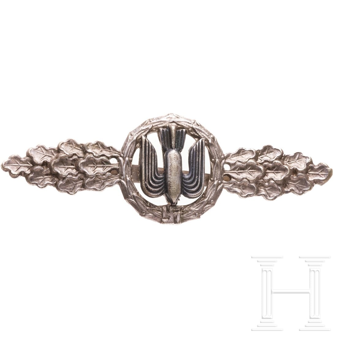 A Luftwaffe Heavy, Medium and Dive Bomber's Operational Flying Clasp in Silver: A Luftwaffe Heavy, Medium and Dive Bomber's Operational Flying Clasp in SilverVersilberte Buntmetallausführung mit polierten Details und aufgenieteter, stilisierter Bombenauflage, rs. hinterdreht und