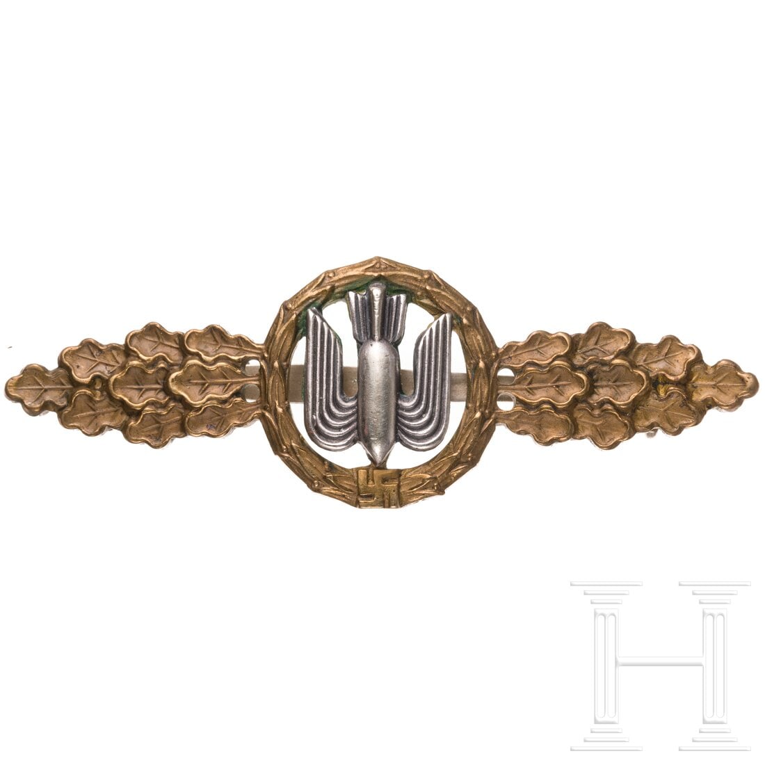 A Luftwaffe Heavy, Medium and Dive Bomber's Operational Flying Clasp in Bronze: A Luftwaffe Heavy, Medium and Dive Bomber's Operational Flying Clasp in BronzeBronzierte Buntmetallausführung mit aufgenieteter, stilisierter Bombenauflage, rs. hinterdreht und mit bauchiger silberne