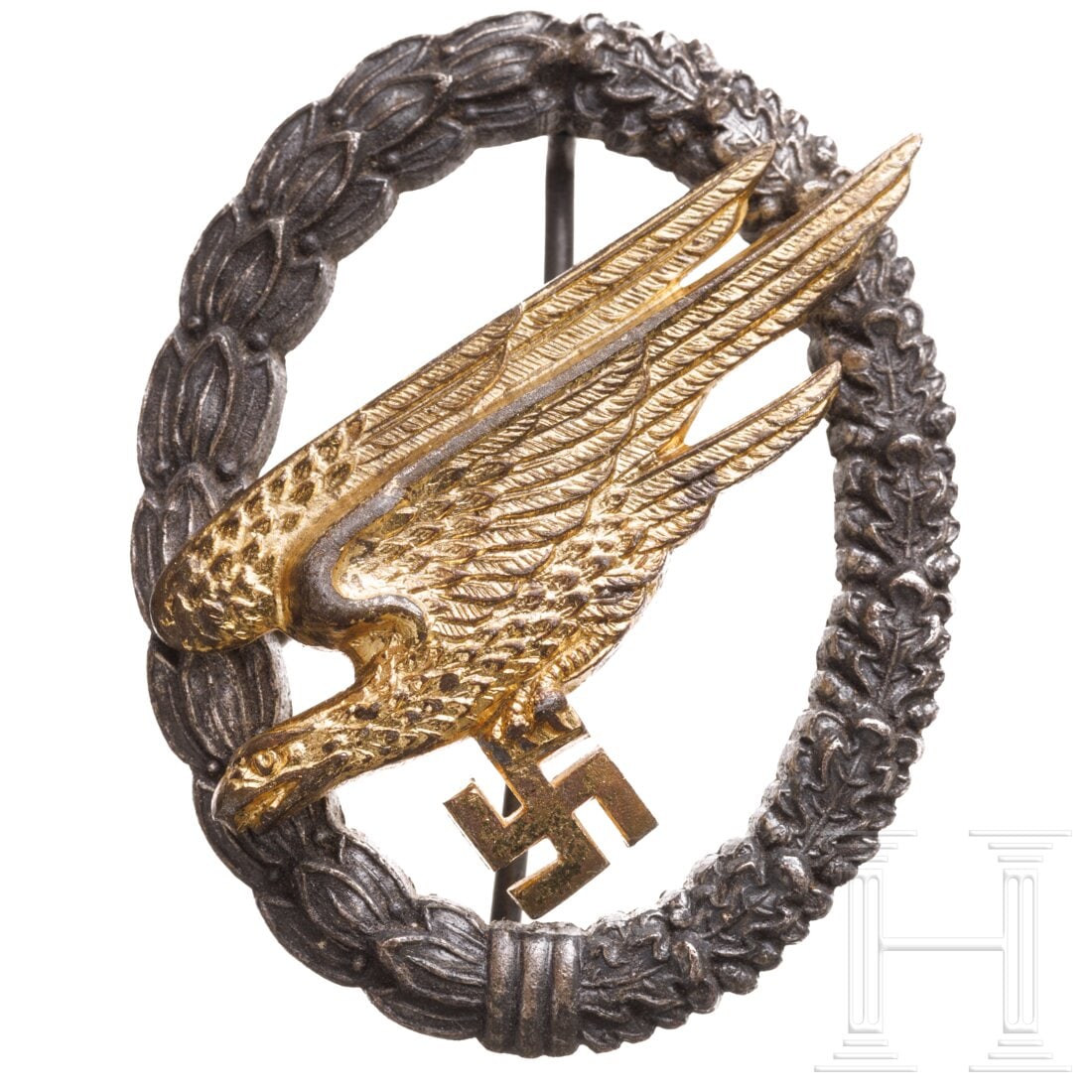 A paratrooper's badge made by Osang in Dresden: A paratrooper's badge made by Osang in DresdenFeinzinkausführung, der dunkel patinierte Kranz mit vertikaler Eisendrahtnadel an stehendem Scharnier und zweifach vernietetem, vergoldetem Adler, darauf