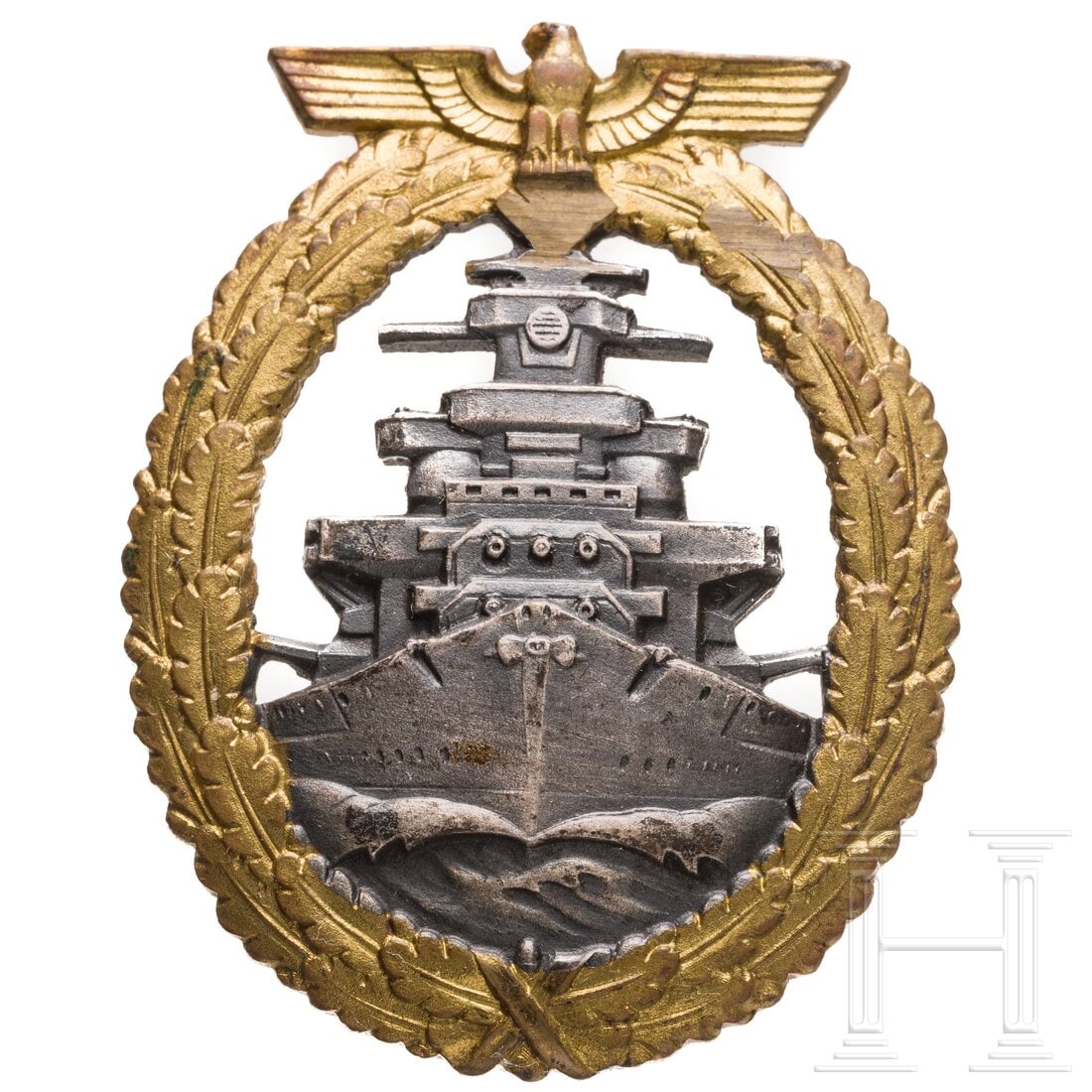 A high seas fleet war badge made by Schwerin, Berlin: A high seas fleet war badge made by Schwerin, BerlinFrühe, teils feuervergoldete, dunkel patinierte Buntmetallausführung, rs. reliefiert "Fec. Adolf Bock - Ausf. Schwerin-Berlin" und bauchige Nadel 