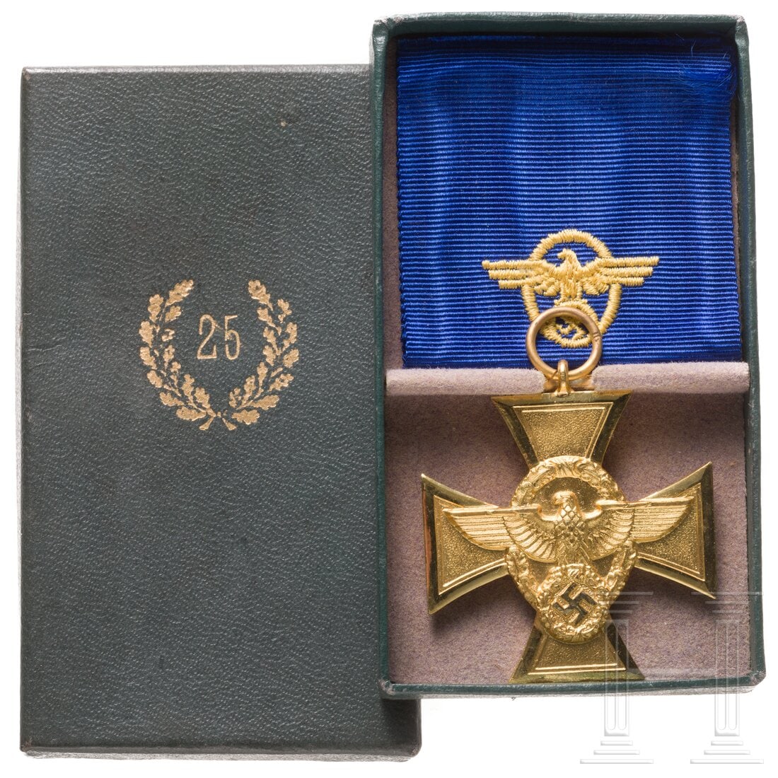 A cased Police Long Service Award 1st grade for 25 years: A cased Police Long Service Award 1st grade for 25 yearsKreuz aus vergoldetem Buntmetall mit polierten Details, das blaue Band mit gelb eingesticktem Polizeiadler. In der grünen Verleihungsschachtel 