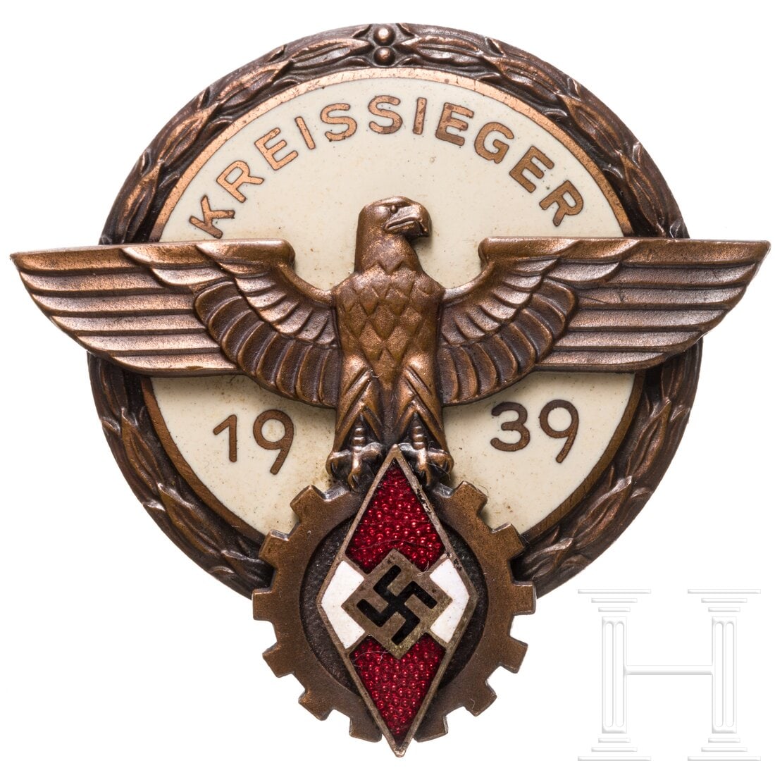 A Kreissieger badge for the National Trade Competition 1939: A Kreissieger badge for the National Trade Competition 1939Bronziertes, teilemailliertes Buntmetallabzeichen mit separat aufgelegtem Adler und HJ-Raute (minimal bestoßen) des Herstellers "H. Aurich D