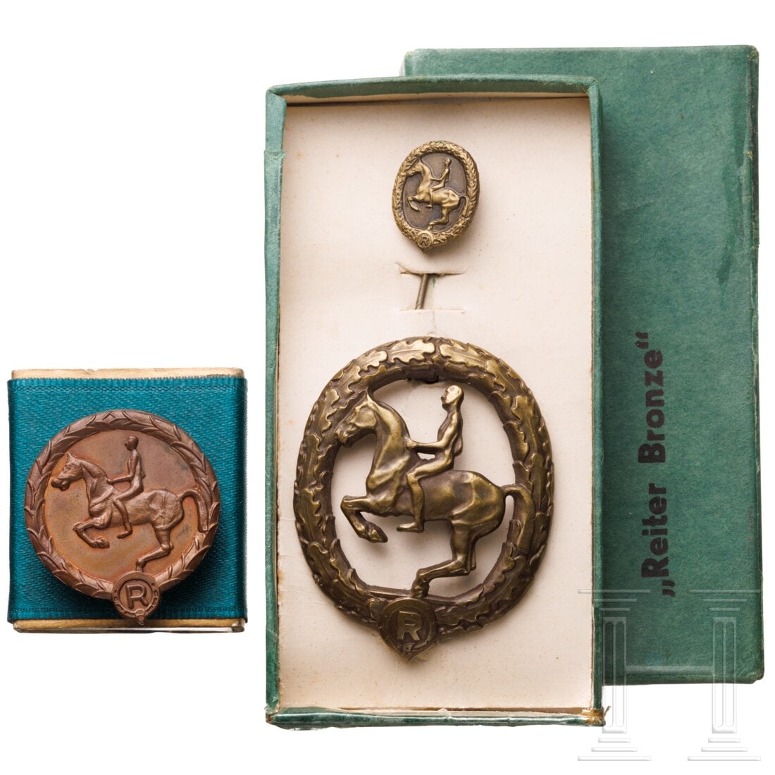 A German bronze rider's and a youth rider's badge: A German bronze rider's and a youth rider's badgeJeweils Buntmetallausführungen, das Reiterabzeichen zusammen mit der Miniatur in der Verleihungsschachtel, das Jugend-Reiterabzeichen in einem grünen