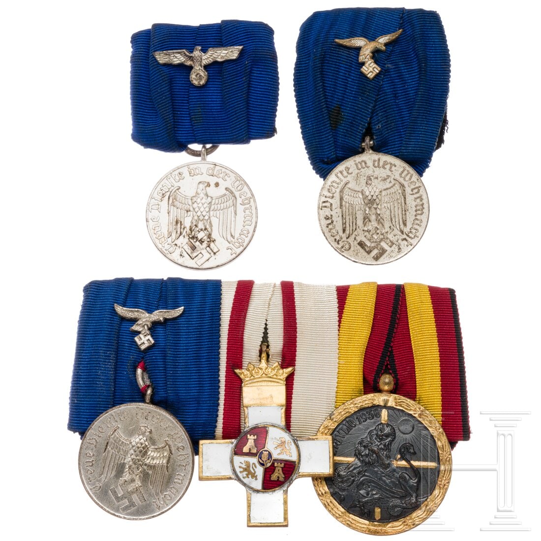 A three-piece medal bar of a "Legion Condor" veteran: A three-piece medal bar of a "Legion Condor" veteranDA der Luftwaffe für 4 Jahre, spanisches MVK (gechipt, rs. Medaillon fehlt) der weißen Abteilung und die spanische Feldzugmedaille von 1936. Dazu 