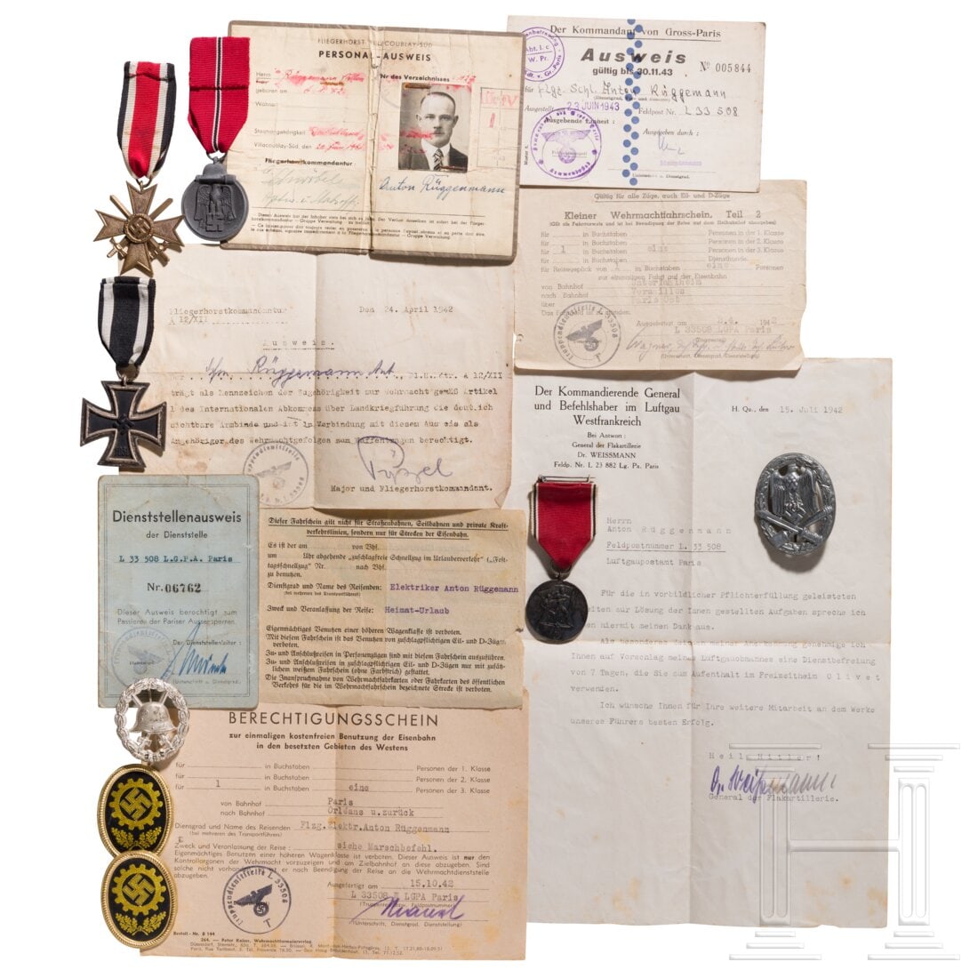 A small group of orders/medals: A small group of orders/medalsEK 2, ASA, Ostmedaille, KVK und die Medaille 13.03.38 sowie ein VWA 1918 in Silber und zwei DAF-Mitgliedsabzeichen. Dazu (von einer anderen Person?) ein Ausweis des L.G.P