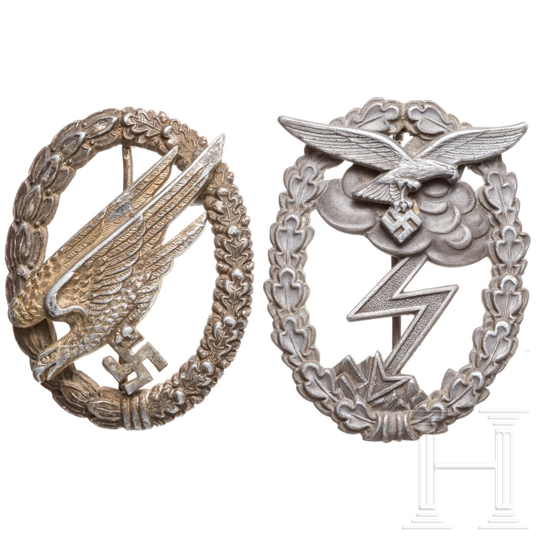 An Air Force Paratroopers Badge and a Ground Combat Badge: An Air Force Paratroopers Badge and a Ground Combat Badge Jeweils sichtlich getragene, migrierte Feinzinkausführungen. Das Fallschirmschützenabzeichen mit zweifach vernietetem Adler mit rs. Punzieru