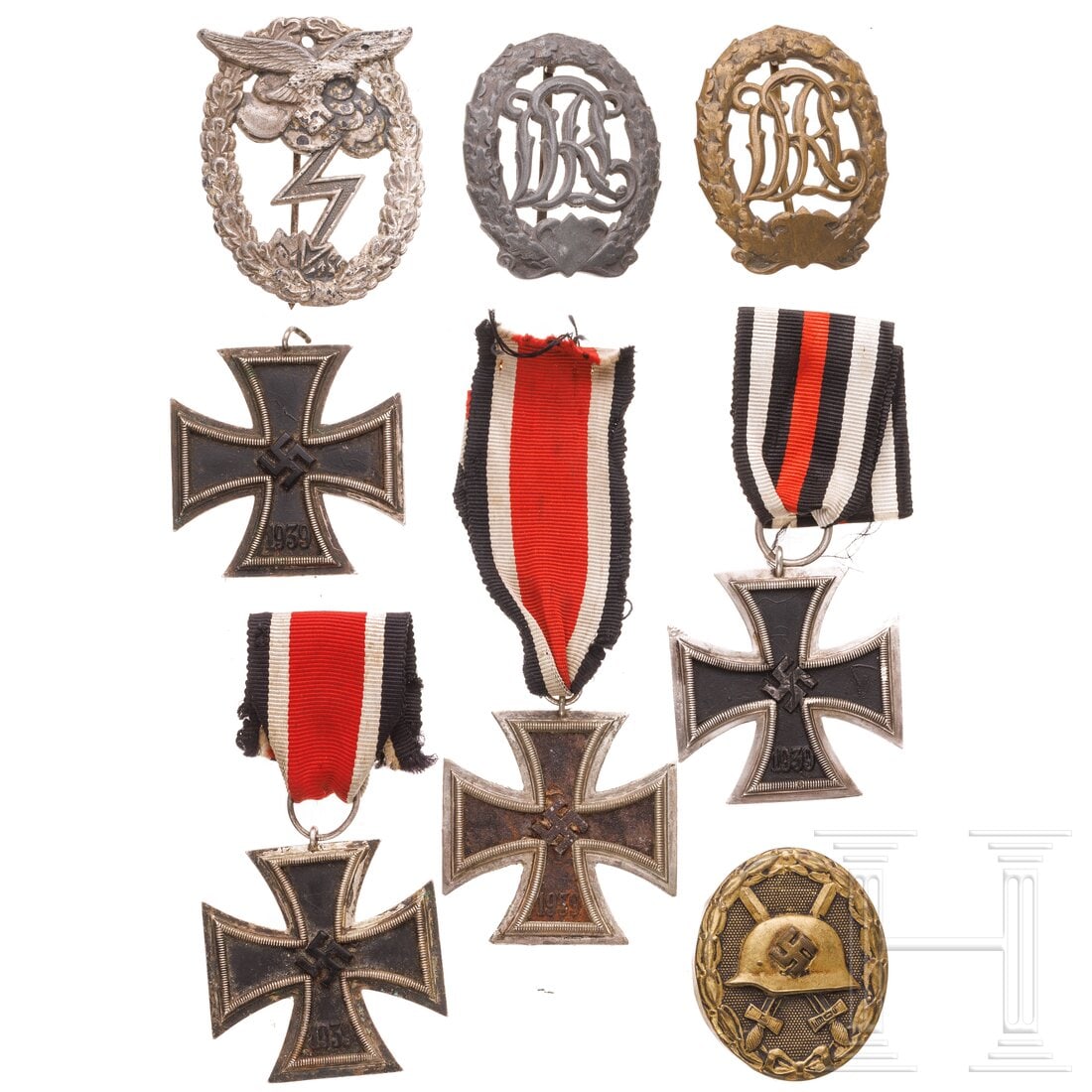 A group of orders: A group of ordersVier EK 2, ein Erdkampfabzeichen der Luftwaffe, ein VWA in Schwarz und zwei Reichssportabzeichen. Überwiegend beschädigt.Condition: III +