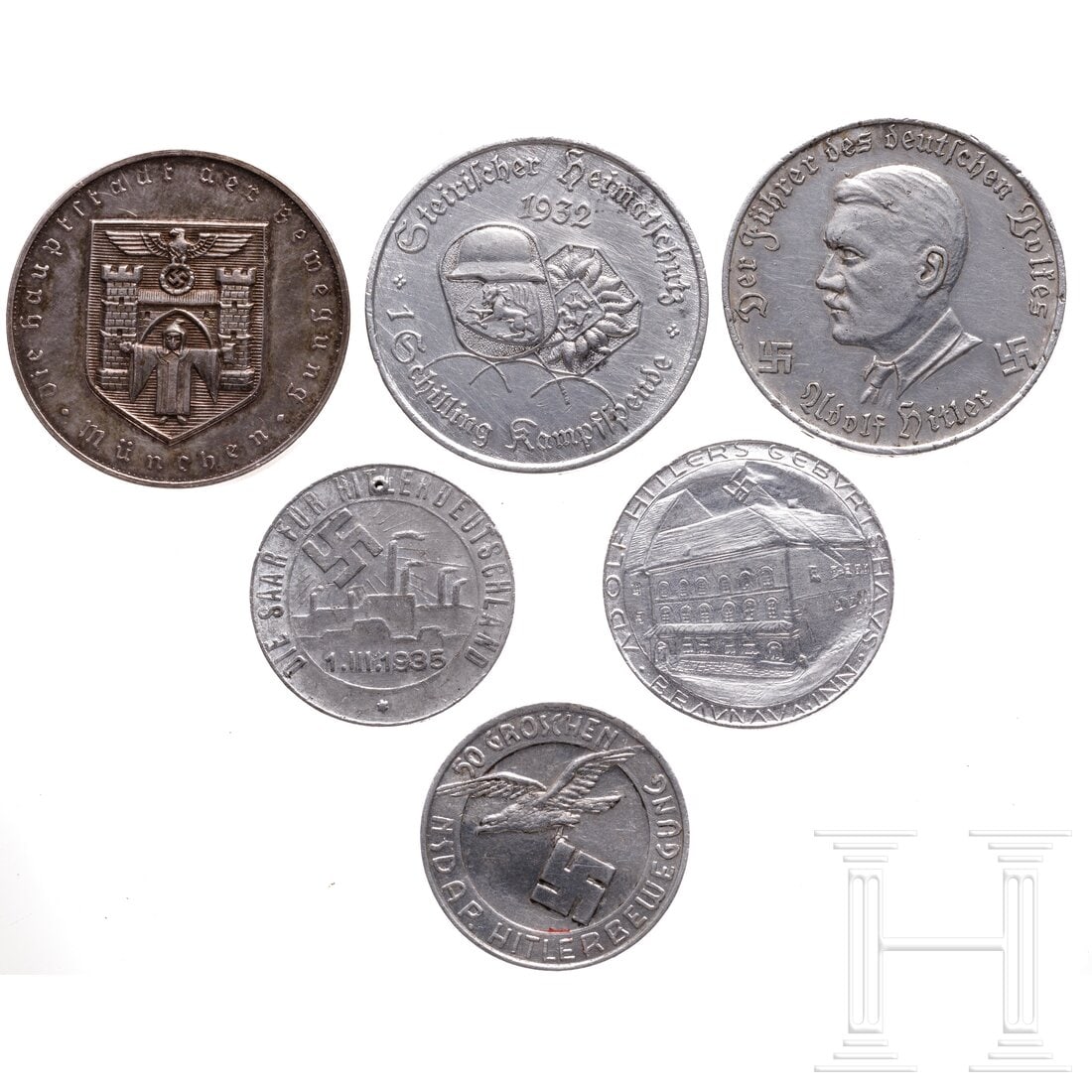 Five donation badges: Five donation badgesRunde Aluminiumabzeichen in Münzenform, u.a. "Kampfspenden" der österreichischen NSDAP. Dazu eine silberne Medaille der Münchner Dienstbotenstiftung.Condition: II