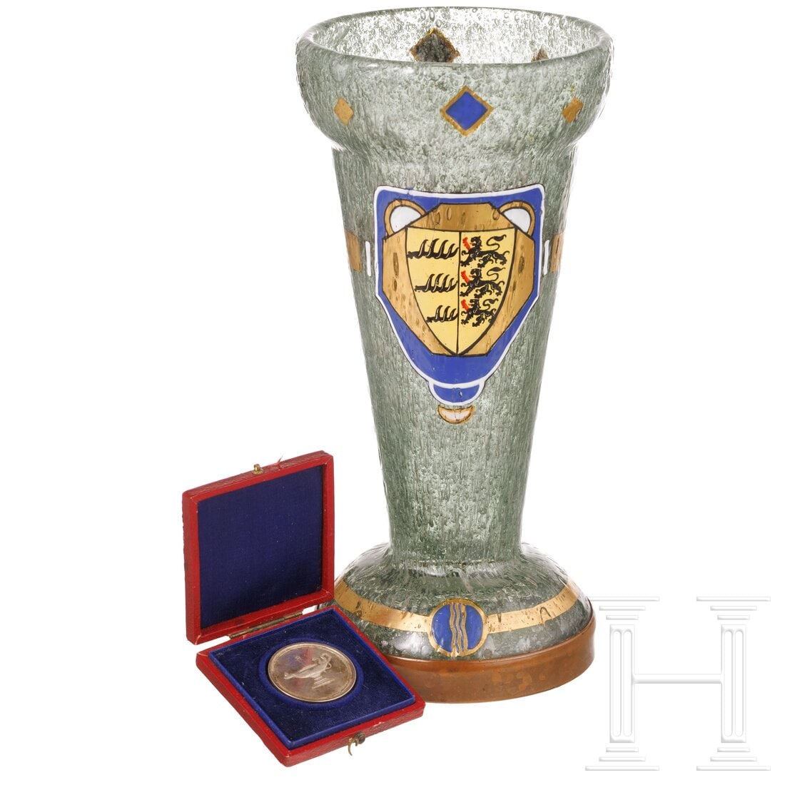 A cased silver Stuttgart school medal and a Württemberg glass goblet, late 19th century/circa 1920: A cased silver Stuttgart school medal and a Württemberg glass goblet, late 19th century/circa 1920Die Silbermedaille mit antiker Öllampe avers und Inschrift "Virtuti et industriae - Gymn. Reg. Stutt
