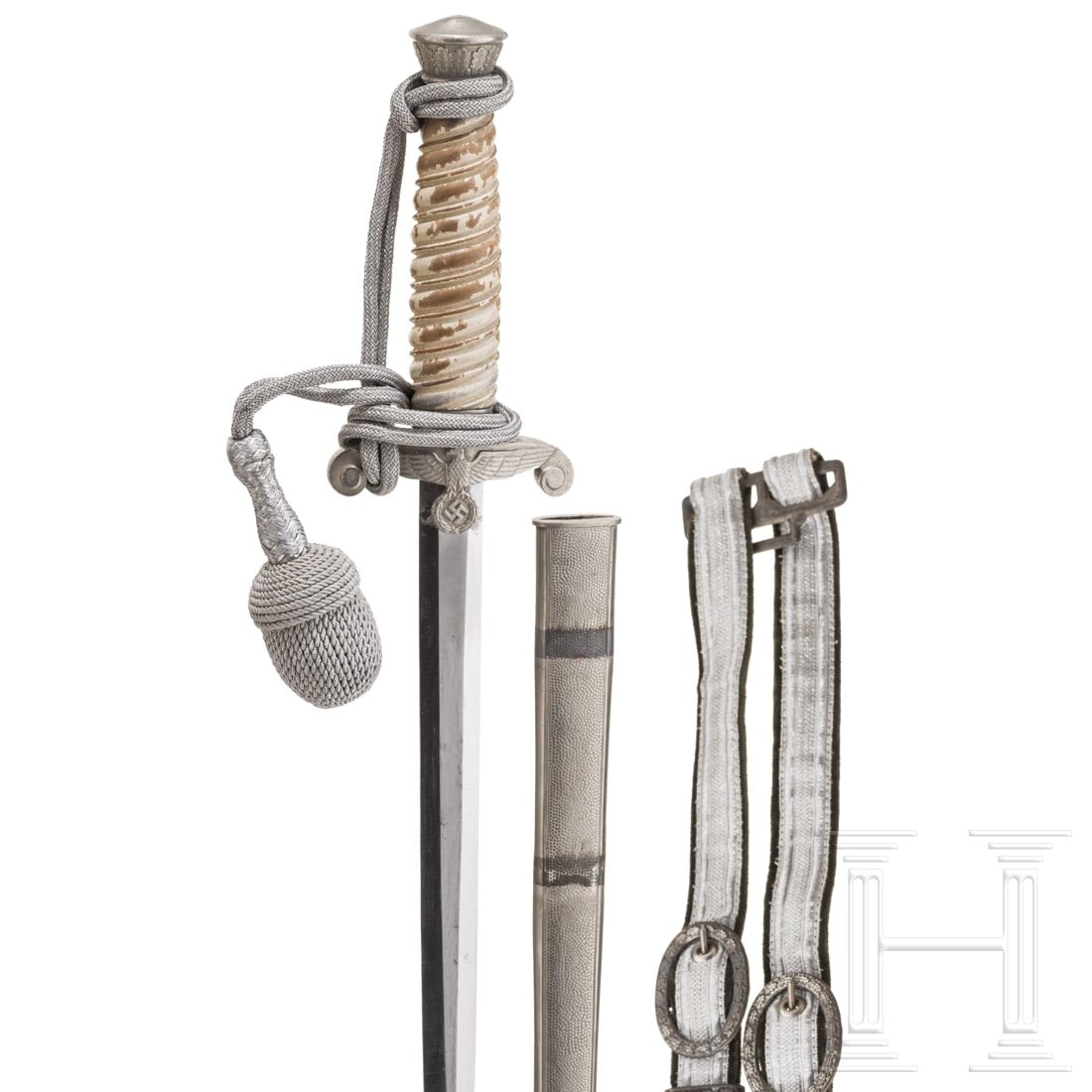 An army officer's dagger M 35: An army officer's dagger M 35Die Klinge ohne Herstellermarke. Versilberter Knauf und Parierstange, in Resten weiß lackierter Griff, nicht dazugehöriges silbernes Portepee. Versilberte Eisenscheide (