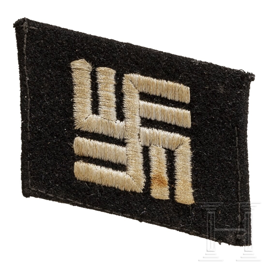 A right hand collar patch for Wehrmacht members transferred to the SS: A right hand collar patch for Wehrmacht members transferred to the SSDarauf ein doppeltes Hakenkreuz in heller RZM-Stickerei auf feinem schwarzen Abzeichentuch. Getragen.Condition: II
